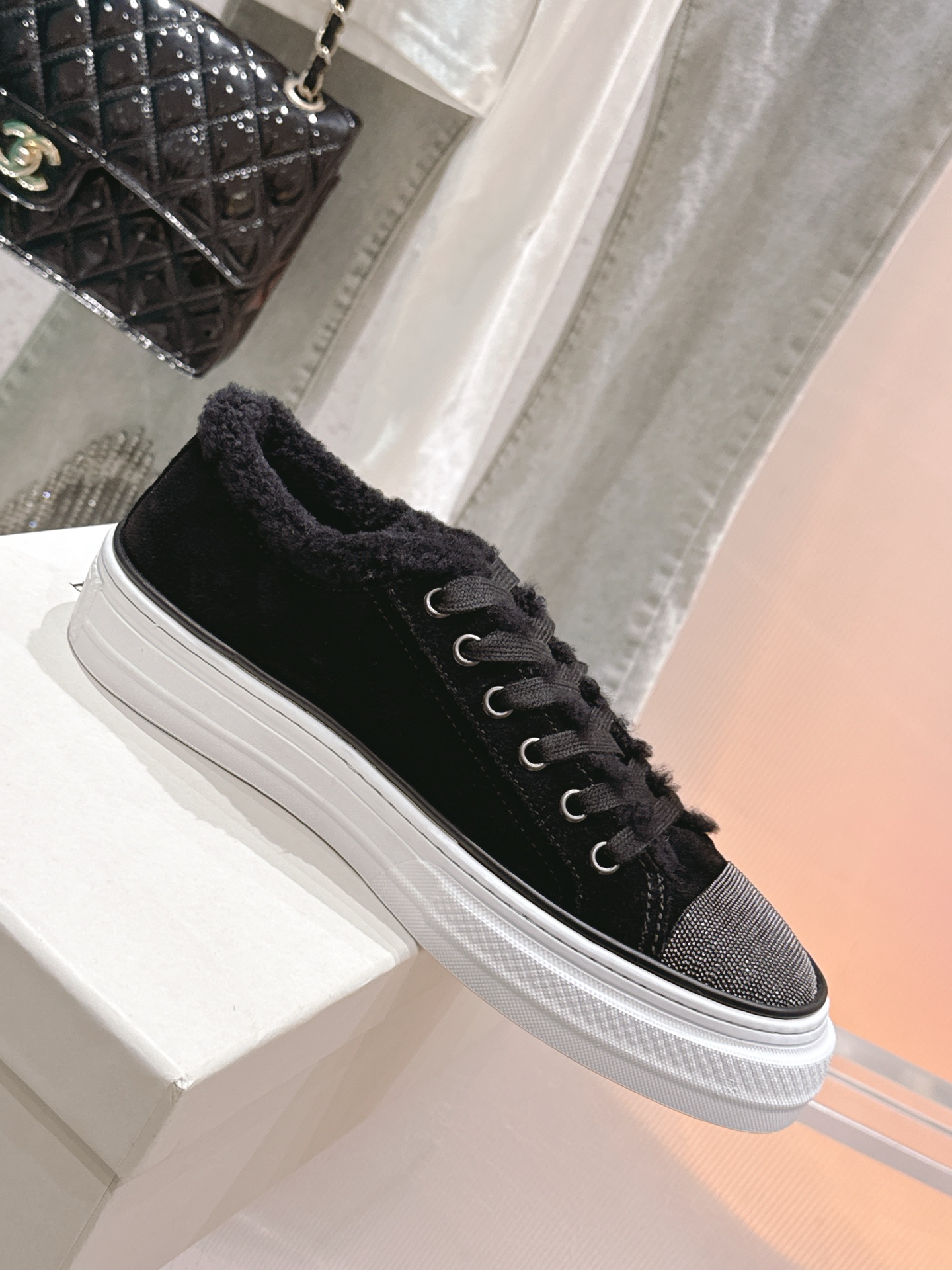 NO:462782,* Top quality BC foreign trade hottest loafer series latest running model. Autumn and winter wool sneakers new products are retro and fashionable. Simple style and BC classic bead chain decoration, simple and exquisite and low-key!  The feet feel light and the height-enhancing effect is also good!  Imported original beef reverse fleece fabric Top-grade material lamb wool mat Original Meinui anti-slip sole size 35-41 [35.40.41.42 Customized], casual shoes/sports shoes fur shoes, loafers, sneakers19860909* 顶级品质BC 外贸爆款 乐福鞋系列最新跑量款.秋冬款羊毛运动鞋新品复古又时髦 简单的版型搭配bc经典珠链装饰,简约精致又低调！脚感轻盈,增高效果也不错！ 进口原版牛反绒面料 顶级材料羊羔毛里垫 原版美耐防滑底 size 35-41 [35.40.41.42定制],休闲鞋/运动鞋毛毛鞋,loafers,sneakers,Women's Shoes