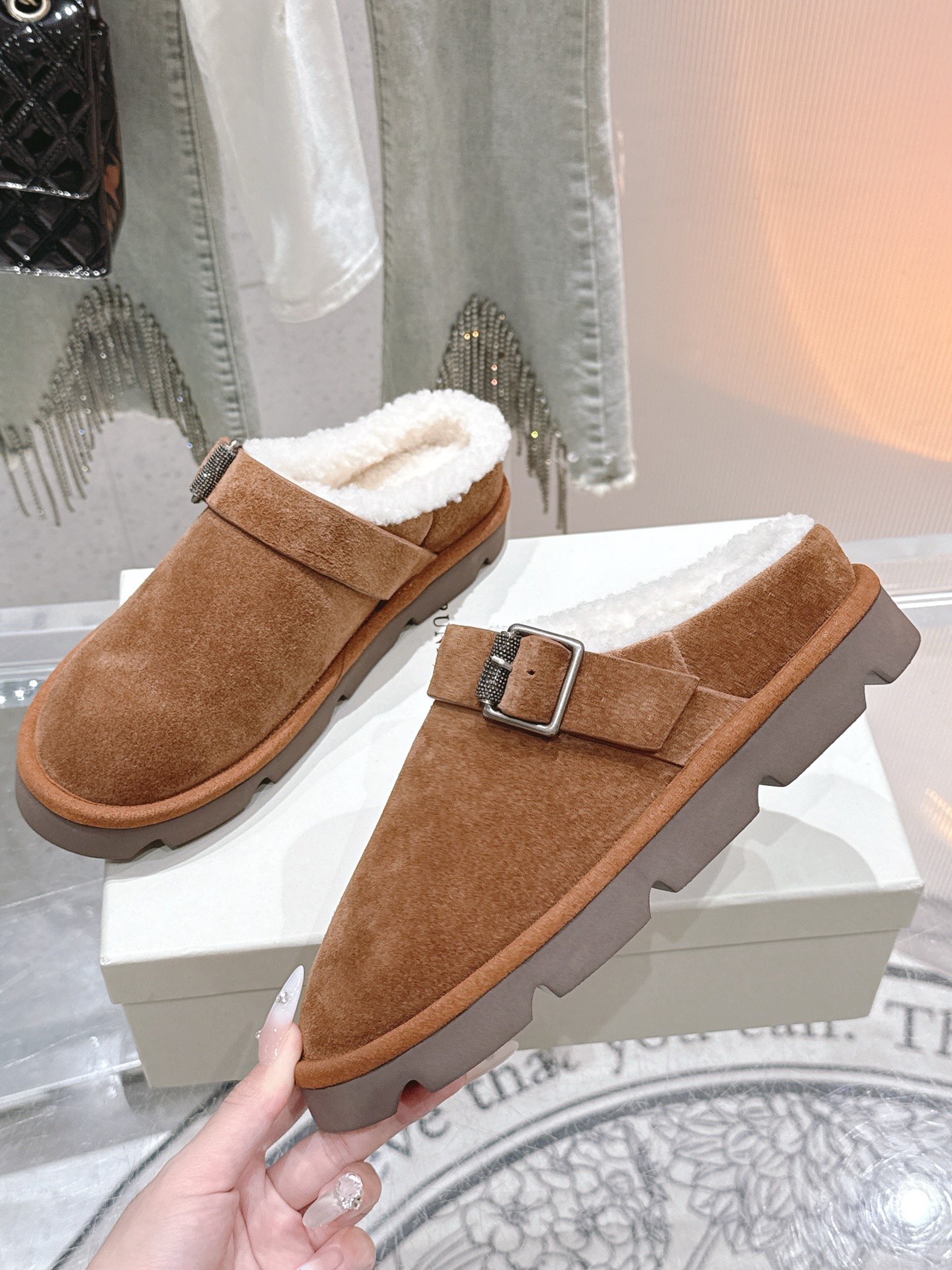 P648🏧𝐁𝐫𝐮𝐧𝐞𝐥𝐥𝐨*𝐂𝐮𝐜𝐢𝐧𝐞𝐥𝐥𝐢 顶级品质✨BC 外贸爆款 乐福鞋系列🐎最新跑量款.秋冬款羊恙毛半拖新品🆕复古又时髦👍 简单的版型搭配bc经典皮带扣装饰，简约精致又低调！脚感轻盈，增高效果也不错！ 进口原版牛反绒面料 顶级材料羊羔毛里垫 原版进口美耐大底 size 35-41 [35.40.41.42定制] - 图片 2