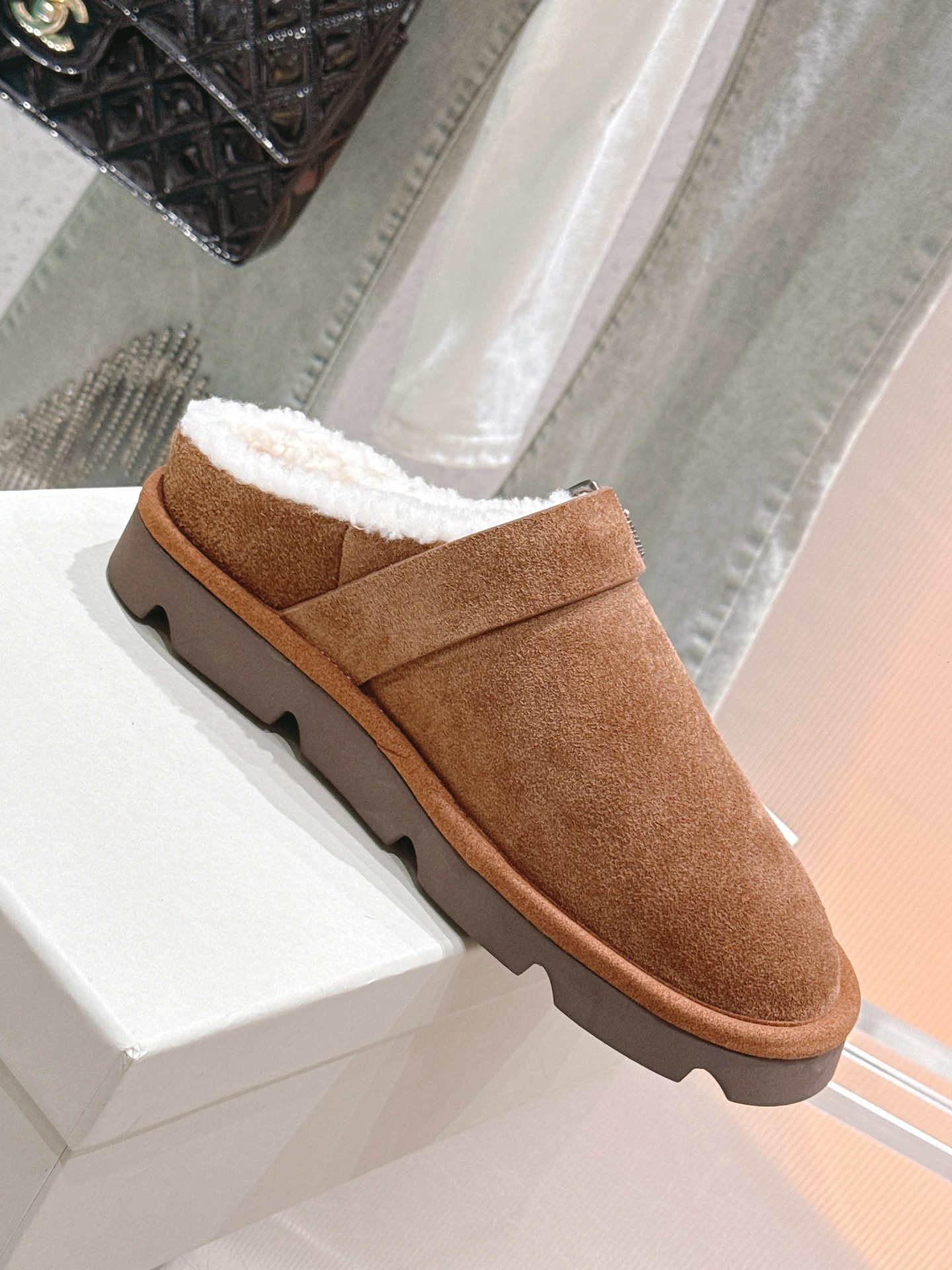 P648🏧𝐁𝐫𝐮𝐧𝐞𝐥𝐥𝐨*𝐂𝐮𝐜𝐢𝐧𝐞𝐥𝐥𝐢 顶级品质✨BC 外贸爆款 乐福鞋系列🐎最新跑量款.秋冬款羊恙毛半拖新品🆕复古又时髦👍 简单的版型搭配bc经典皮带扣装饰，简约精致又低调！脚感轻盈，增高效果也不错！ 进口原版牛反绒面料 顶级材料羊羔毛里垫 原版进口美耐大底 size 35-41 [35.40.41.42定制] - 图片 5