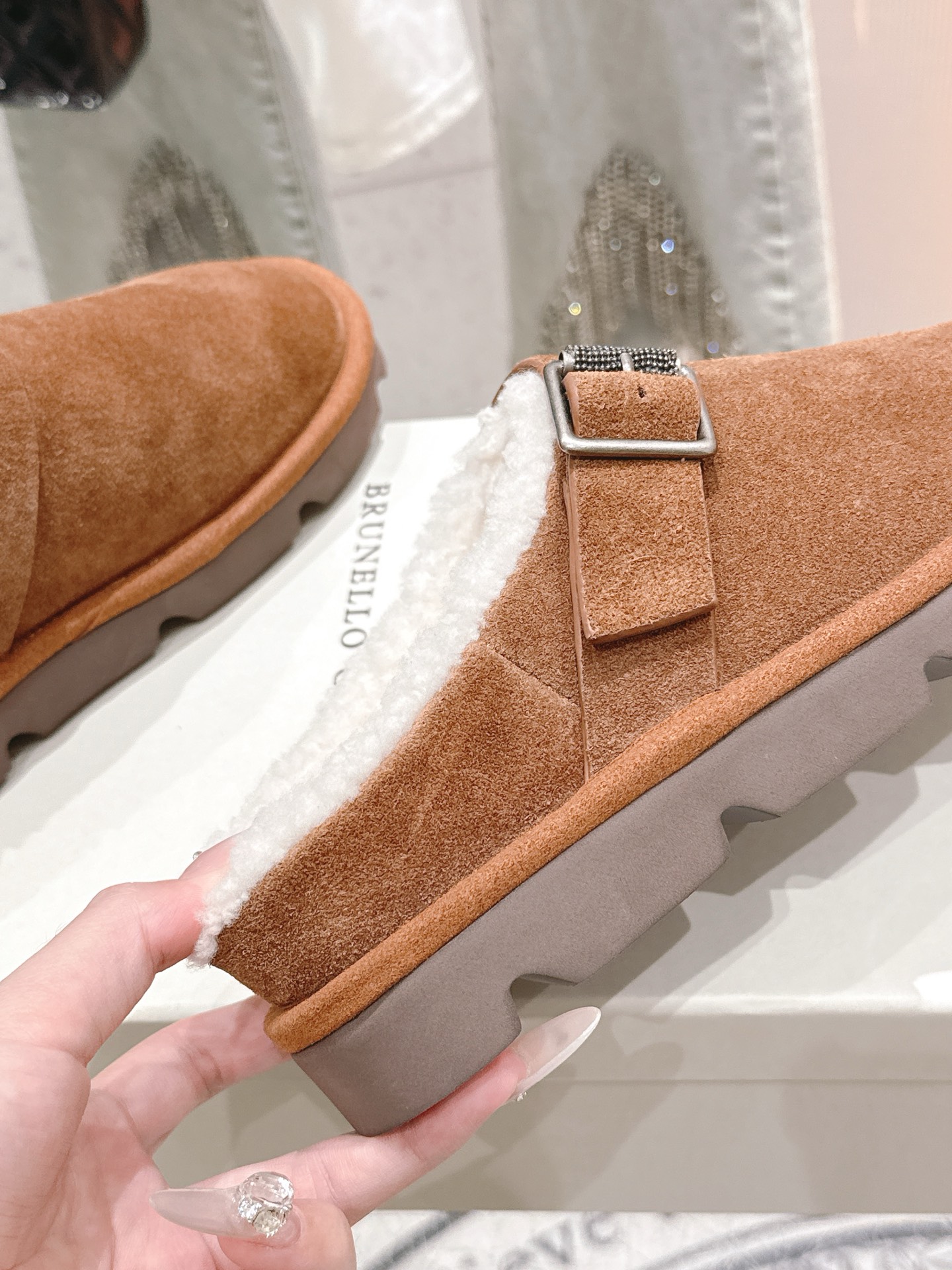 P648🏧𝐁𝐫𝐮𝐧𝐞𝐥𝐥𝐨*𝐂𝐮𝐜𝐢𝐧𝐞𝐥𝐥𝐢 顶级品质✨BC 外贸爆款 乐福鞋系列🐎最新跑量款.秋冬款羊恙毛半拖新品🆕复古又时髦👍 简单的版型搭配bc经典皮带扣装饰，简约精致又低调！脚感轻盈，增高效果也不错！ 进口原版牛反绒面料 顶级材料羊羔毛里垫 原版进口美耐大底 size 35-41 [35.40.41.42定制] - 图片 7