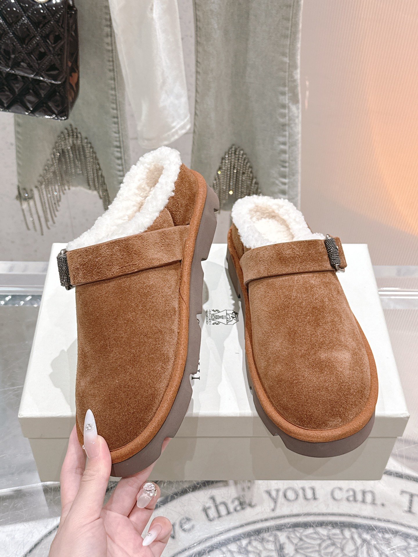 P648🏧𝐁𝐫𝐮𝐧𝐞𝐥𝐥𝐨*𝐂𝐮𝐜𝐢𝐧𝐞𝐥𝐥𝐢 顶级品质✨BC 外贸爆款 乐福鞋系列🐎最新跑量款.秋冬款羊恙毛半拖新品🆕复古又时髦👍 简单的版型搭配bc经典皮带扣装饰，简约精致又低调！脚感轻盈，增高效果也不错！ 进口原版牛反绒面料 顶级材料羊羔毛里垫 原版进口美耐大底 size 35-41 [35.40.41.42定制] - 图片 4