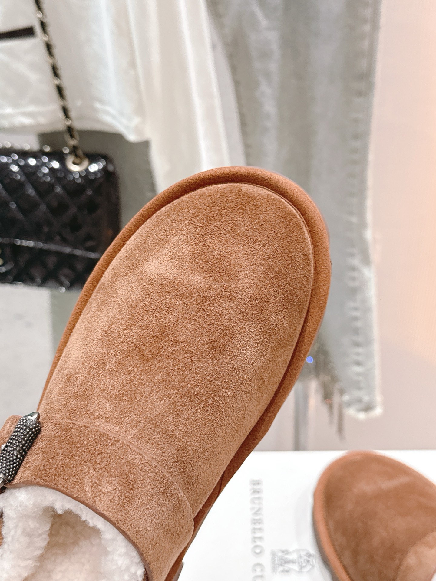 P648🏧𝐁𝐫𝐮𝐧𝐞𝐥𝐥𝐨*𝐂𝐮𝐜𝐢𝐧𝐞𝐥𝐥𝐢 顶级品质✨BC 外贸爆款 乐福鞋系列🐎最新跑量款.秋冬款羊恙毛半拖新品🆕复古又时髦👍 简单的版型搭配bc经典皮带扣装饰，简约精致又低调！脚感轻盈，增高效果也不错！ 进口原版牛反绒面料 顶级材料羊羔毛里垫 原版进口美耐大底 size 35-41 [35.40.41.42定制] - 图片 8