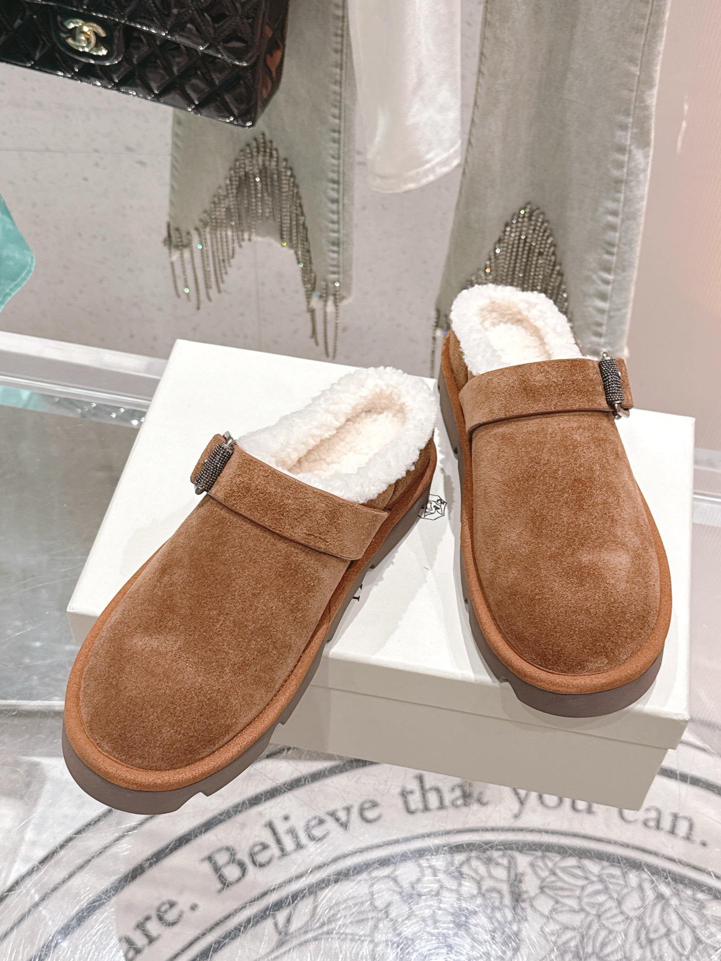 P648🏧𝐁𝐫𝐮𝐧𝐞𝐥𝐥𝐨*𝐂𝐮𝐜𝐢𝐧𝐞𝐥𝐥𝐢 顶级品质✨BC 外贸爆款 乐福鞋系列🐎最新跑量款.秋冬款羊恙毛半拖新品🆕复古又时髦👍 简单的版型搭配bc经典皮带扣装饰，简约精致又低调！脚感轻盈，增高效果也不错！ 进口原版牛反绒面料 顶级材料羊羔毛里垫 原版进口美耐大底 size 35-41 [35.40.41.42定制] - 图片 3