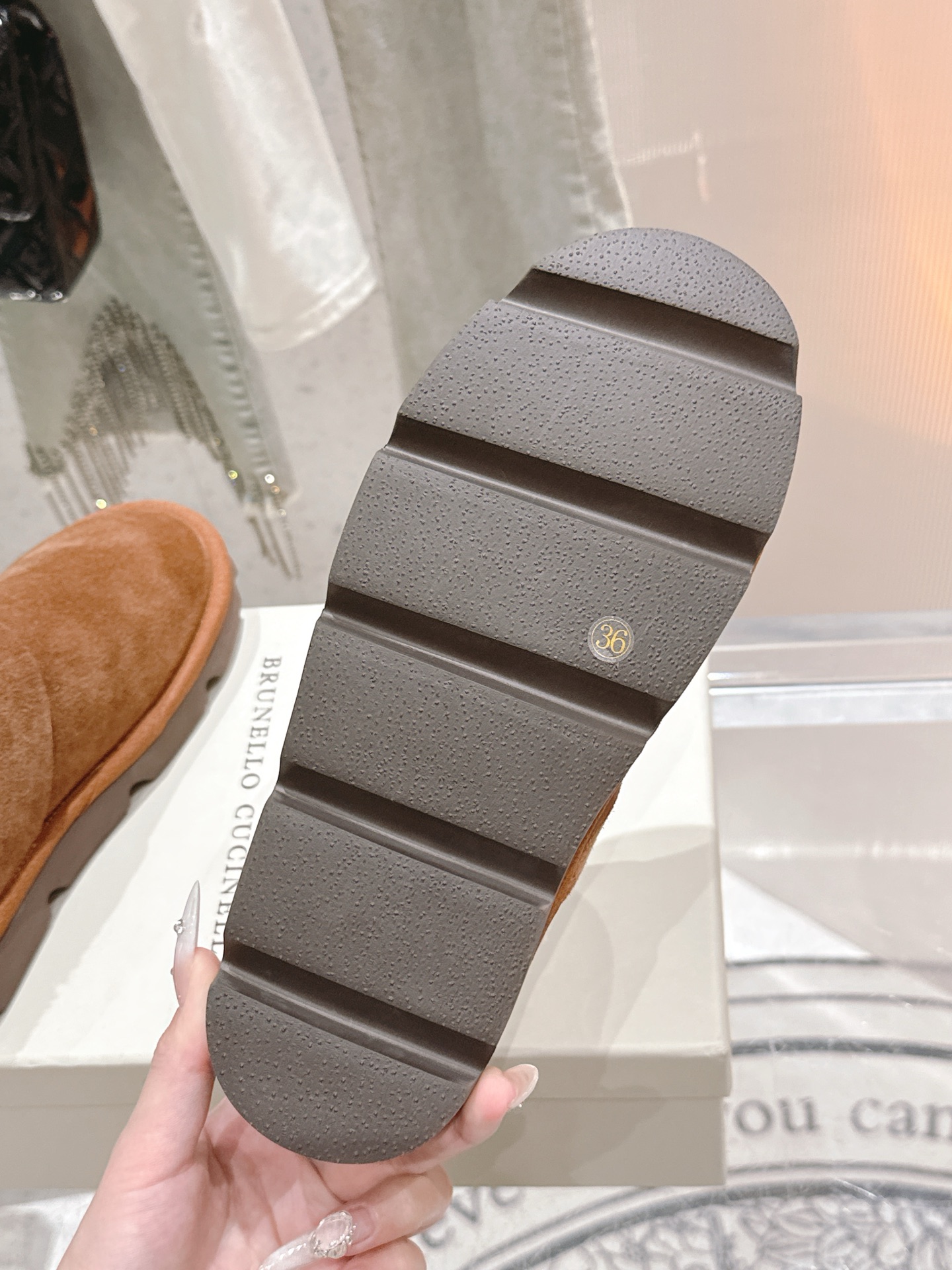 P648🏧𝐁𝐫𝐮𝐧𝐞𝐥𝐥𝐨*𝐂𝐮𝐜𝐢𝐧𝐞𝐥𝐥𝐢 顶级品质✨BC 外贸爆款 乐福鞋系列🐎最新跑量款.秋冬款羊恙毛半拖新品🆕复古又时髦👍 简单的版型搭配bc经典皮带扣装饰，简约精致又低调！脚感轻盈，增高效果也不错！ 进口原版牛反绒面料 顶级材料羊羔毛里垫 原版进口美耐大底 size 35-41 [35.40.41.42定制] - 图片 9