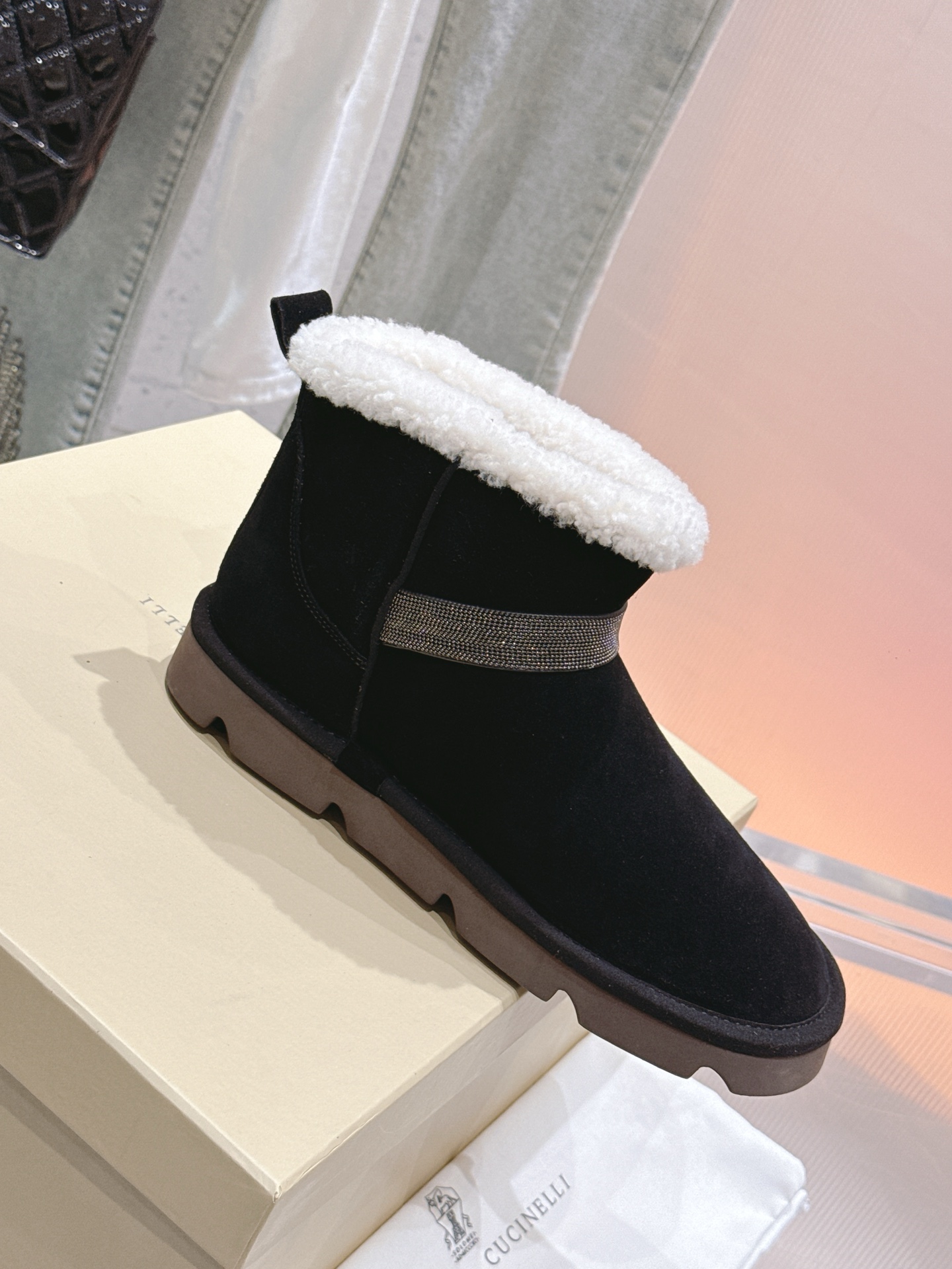 NO:462823,* Top quality BC foreign trade hottest Lamb fur snow boot series latest running model. New autumn and winter products are retro and fashionable. Simple style and classic BC bead chain decoration, simple, exquisite and low-key!  The feet feel light and the height-enhancing effect is also good!  Imported original beef reverse fleece fabric Top-grade material lamb wool mat Original imported Meinai wear-resistant sole size 35-41 [35.40.41.42 Customized], boots and fur shoes, boots19860909* 顶级品质BC 外贸爆款 羊羔毛雪地靴系列最新跑量款.秋冬季新品复古又时髦 简单的版型搭配bc经典珠链装饰,简约精致又低调！脚感轻盈,增高效果也不错！ 进口原版牛反绒面料 顶级材料羊羔毛里垫 原版进口美耐耐磨底 size 35-41 [35.40.41.42定制],靴子毛毛鞋,boots,Women's Shoes