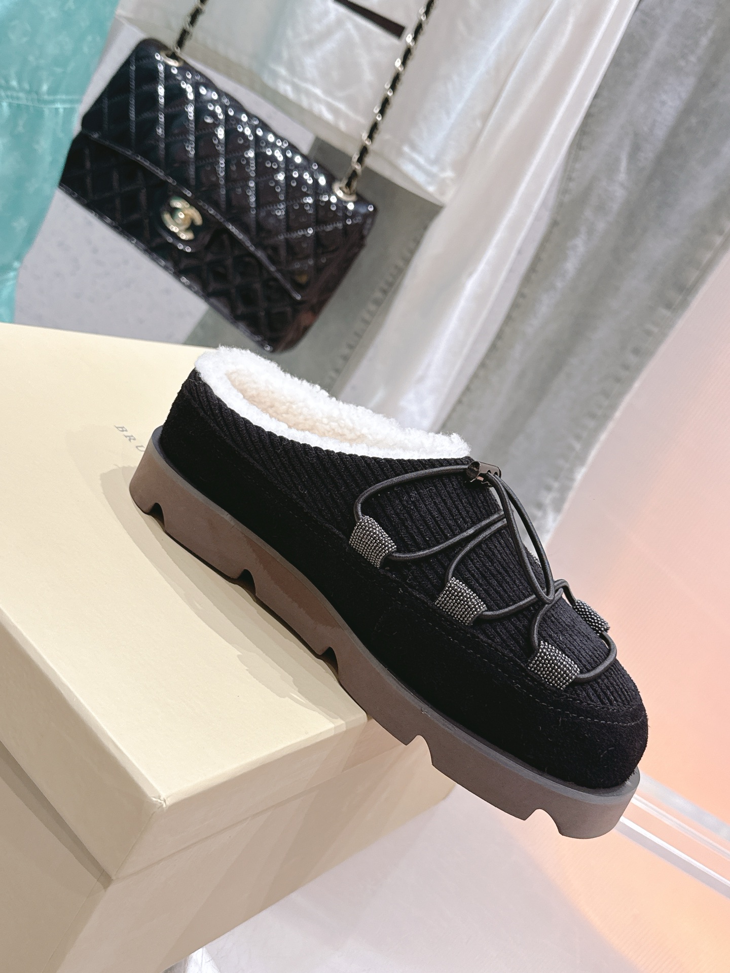 NO:462839,* Top quality BC foreign trade hottest loafer series latest running model. Autumn and winter lamb wool semi-torch new product retro and fashionable. Simple style and BC classic belt buckle decoration, simple, exquisite and low-key!  The feet feel light and the height-enhancing effect is also good!  Imported original beef reverse fleece fabric Top-grade material lamb wool mat Original imported Meina outsole size 35-41 [35.40.41.42 customized], boots and fur shoes, loafers, boots19860909* 顶级品质BC 外贸爆款 乐福鞋系列最新跑量款.秋冬款羊羔毛半拖新品复古又时髦 简单的版型搭配bc经典皮带扣装饰,简约精致又低调！脚感轻盈,增高效果也不错！ 进口原版牛反绒面料 顶级材料羊羔毛里垫 原版进口美耐大底 size 35-41 [35.40.41.42定制],靴子毛毛鞋,loafers,boots,Women's Shoes