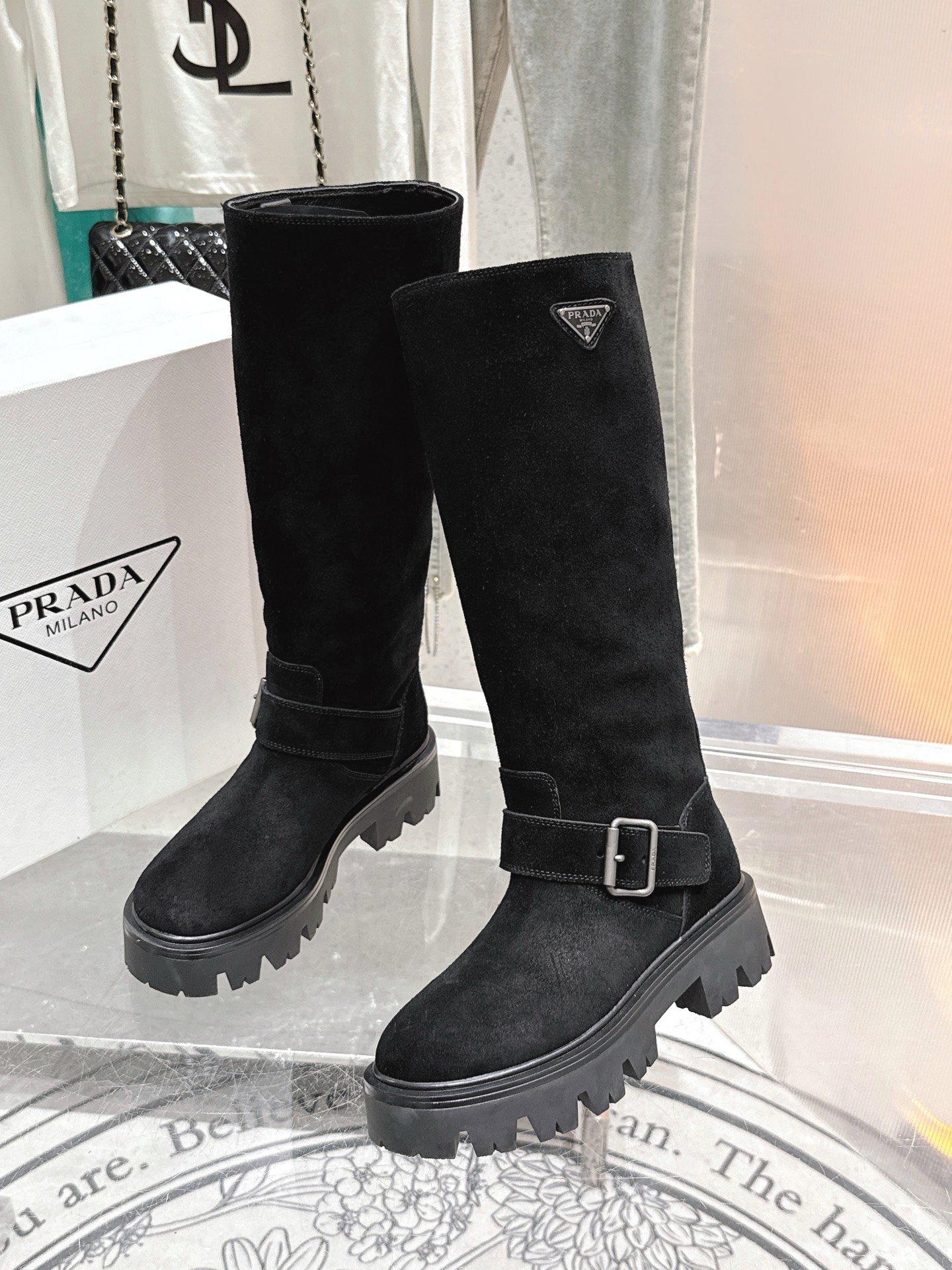 NO:560180,Prada F041 series, the latest triangular buckle thick-soled long boots, Martin boots, a very attractive one. Catwalk style mid-calf boots, replica of the original version, super correct version, super classic and versatile, super eye-catching, durable and timeless, slimming tool, simple and elegant. The upper is made of customized high mercerized cowhide material, the lining is comfortable and breathable silk cowhide, the outsole is original molded and infused Tpu bottom, the size is 35-40  [40.41 custom-made], boots, prada, boots, cowhide19860909普拉达F041系列 最新三角扣厚底长筒靴马丁靴,非常耐看的一款. 走秀款中筒靴 原版复刻 版型超正 超经典百搭款 超级耐看 耐穿 不过时 瘦腿神器 简约大气. 鞋面定制高丝光牛绒材质 内里舒适透气丝绸牛皮 大底原版开模灌注Tpu底 码数35-40 [40.41订做],靴子,prada,boots,cowhide,Women's Shoes