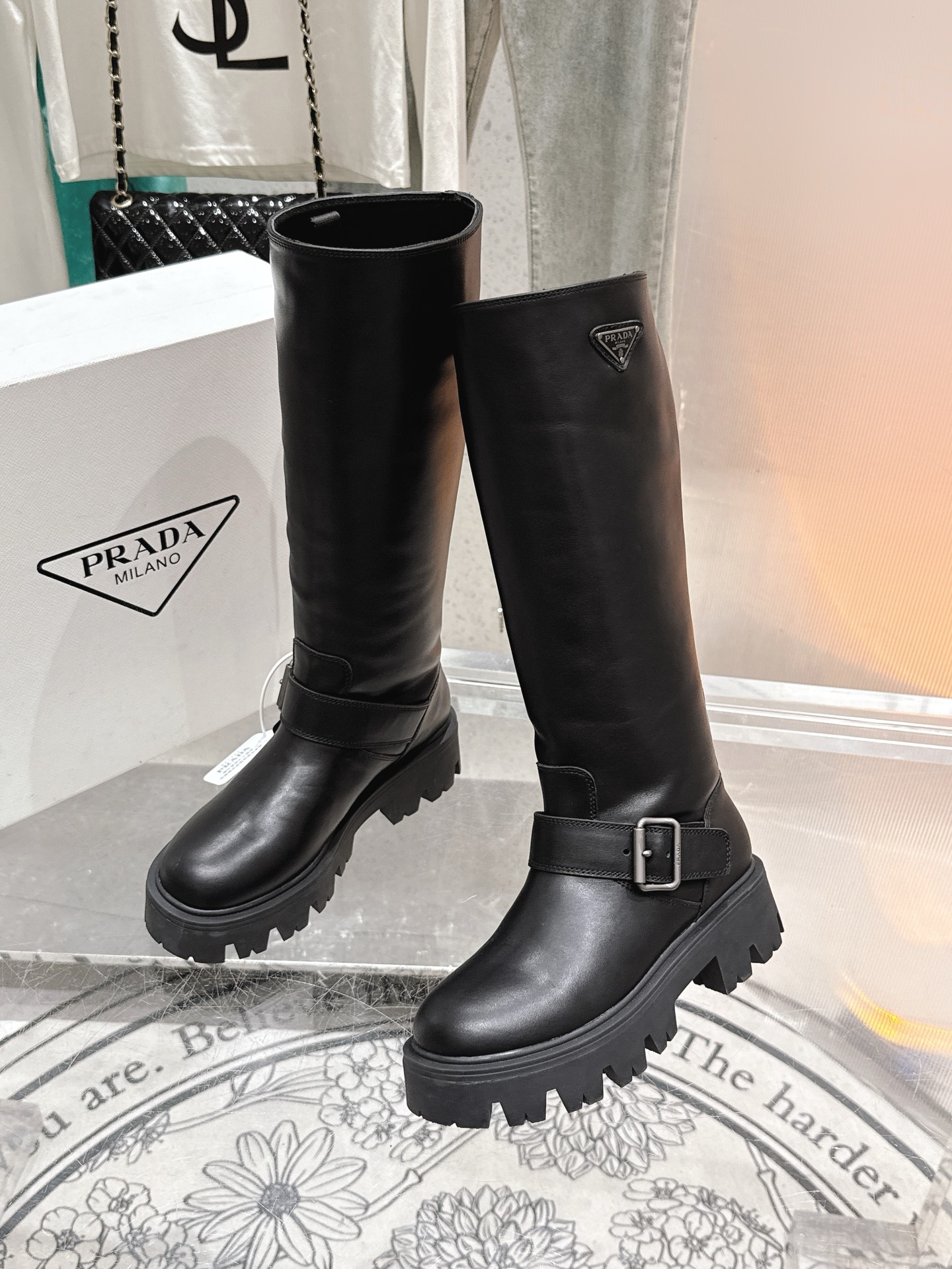 NO:560185,Prada F041 series, the latest triangular buckle thick-soled boots, Martin boots, a very attractive style. Catwalk style mid-calf boots, replica of the original version, super correct version, super classic and versatile, super eye-catching, durable and timeless, a slimming tool, simple and elegant. The upper is made of waxed and colored cowhide, and the lining is comfortable and breathable silk cowhide. The outsole is original molded and infused Tpu bottom. The size is 35-40.  [40.41 custom-made], boots, prada, boots, cowhide19860909普拉达F041系列 最新三角扣厚底长筒靴马丁靴,非常耐看的一款. 走秀款中筒靴 原版复刻 版型超正 超经典百搭款 超级耐看 耐穿 不过时 瘦腿神器 简约大气. 鞋面打蜡擦色牛皮材质 内里舒适透气丝绸牛皮 大底原版开模灌注Tpu底 码数35-40 [40.41订做],靴子,prada,boots,cowhide,Women's Shoes