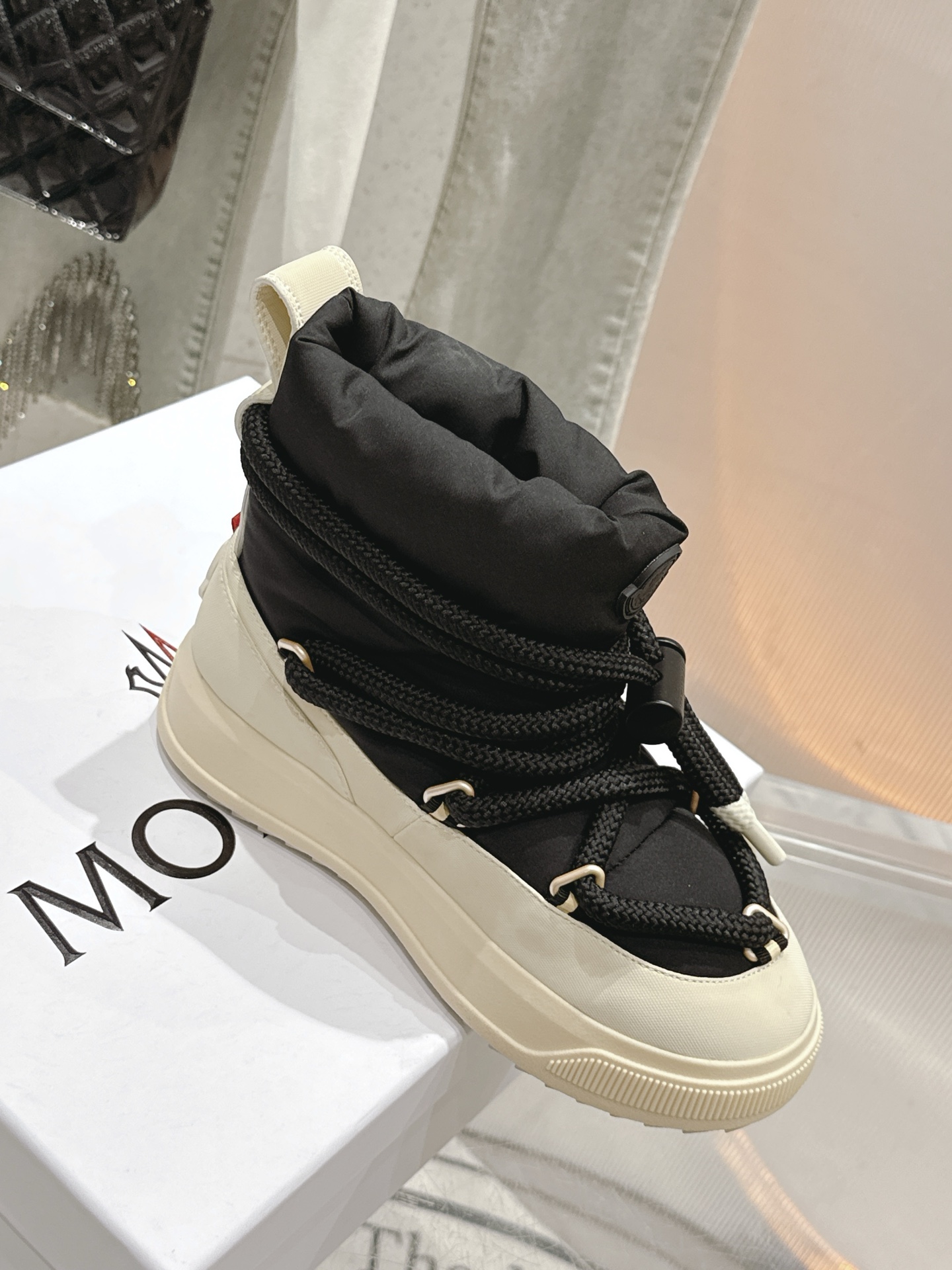 NO:560164,Autumn and winter down ski boots with drawstring lace design and thermal lining, comfortable and warm. Equipped with Vibram non-slip outsole with strong grip, witnessing the modern style of Moncler footwear series' alpine genes during every step. Fabric imported waterproof coated ski cloth, lining imported wool flannel + sheepskin feet, original TPU rubber combination anti-slip sole, size 35-41 [40.41 custom-made], snow boots, boots, down  jacket, sheepskin19860909秋冬羽绒滑雪靴 采用抽绳系带设计与保暖内衬,舒适温暖. 搭载强劲抓地的 Vibram 防滑大底, 步履之间,见证 Moncler 鞋履系列 高山基因的现代风范. 面料进口防水涂层滑雪布 内里进口羊毛绒布+羊皮垫脚 原版TPU橡胶组合防滑底 尺码35-41 [40.41订做],雪地靴,boots,down jacket,sheepskin,Women's Shoes