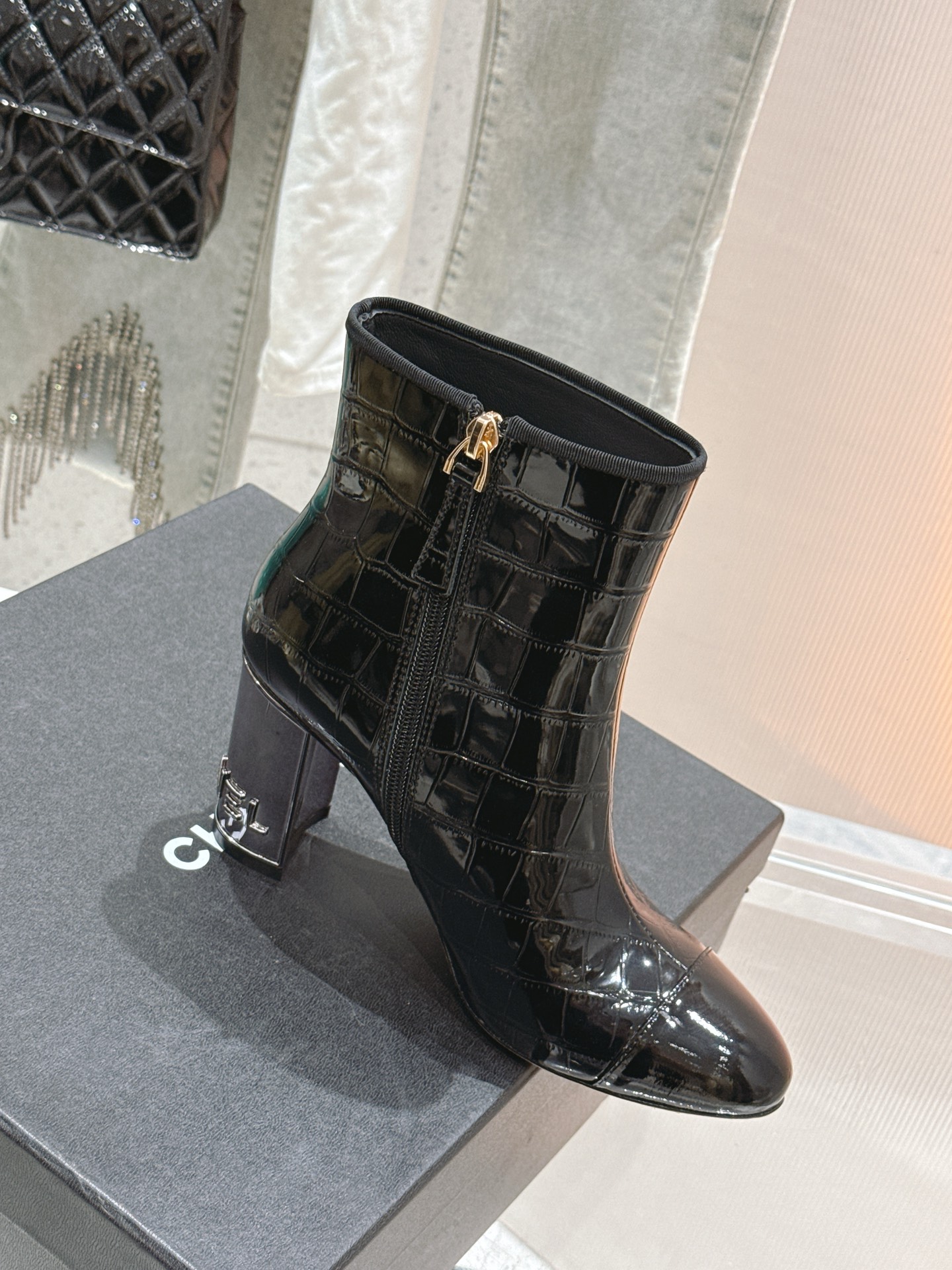 NO:562468,｜Classic color-blocked 6-inch high-heeled boots, top-notch handsome machine boots, full of high-end sense, new series of versatile nude boots in autumn and winter with all-purpose boots, crazy burst of charm, exclusive new season, original stone grain cowhide fabric, lining silk sheepskin, Italian imported genuine leather outsole, heel height: 8.5cm size35-42 [40/41/42 customization], boots, boots, cowhide, sheepskin, Leather soles19860909｜经典拼色6寸高跟靴 顶级帅气机靴 高级感十足,专柜全新系列百搭裸靴秋冬搭配万能神靴,疯狂爆发小香魅力独家新一季 原版石头纹牛皮面料 内里垫脚丝绸羊皮 意大利进口真皮大底 跟高: 8.5cm size35-42 [40/41/42定制],靴子,boots,cowhide,sheepskin,Leather soles,Women's Shoes