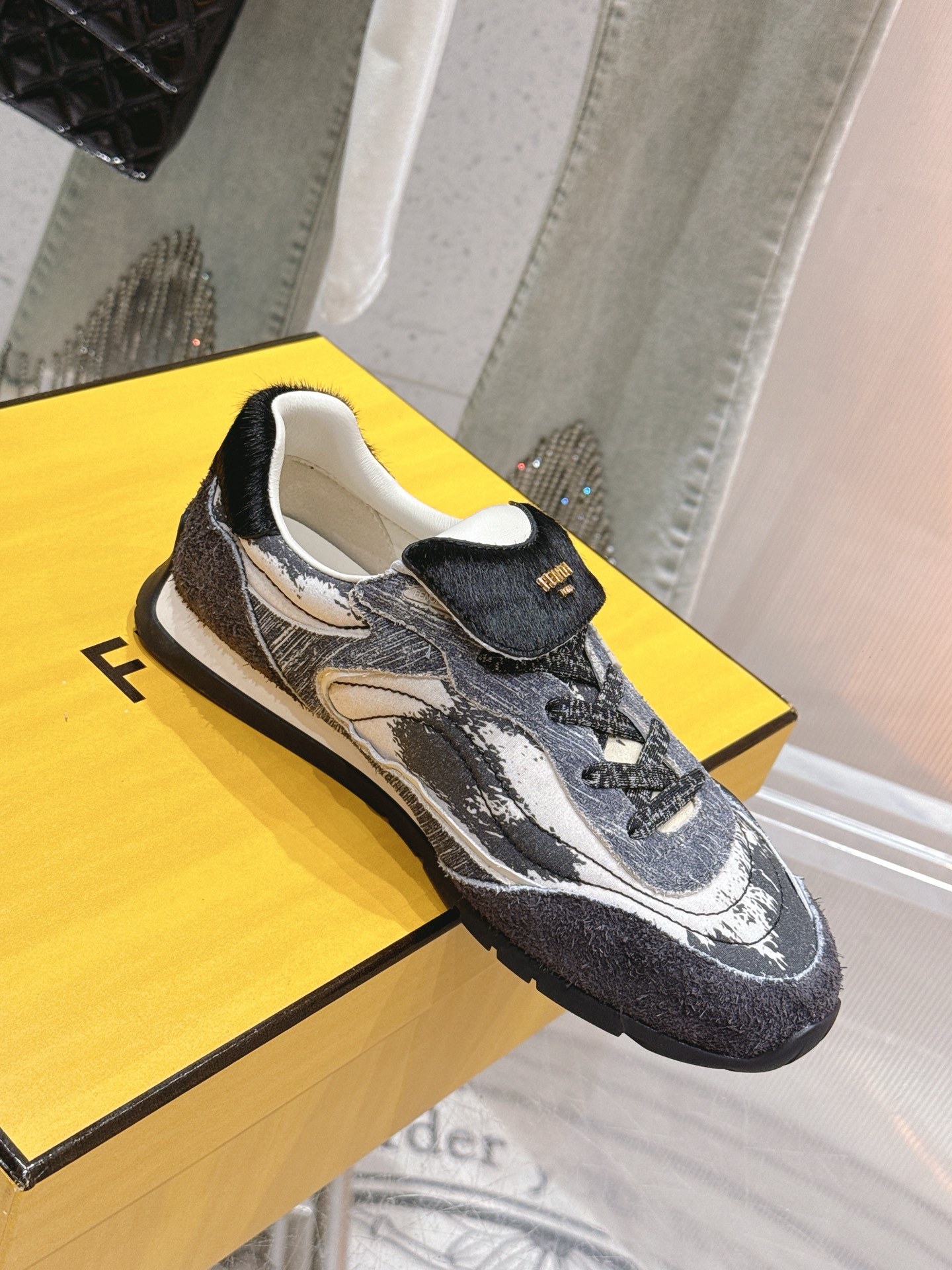 NO:891013,Fendi top version, new color series casual FD match, upgraded to the latest FENDI Wave Pulse lace-up low-top. High-tech fabric, ink-splashing design, like stepping on an art canvas under your feet, retro and high-end elastic shoelace design is super considerate, the upper foot wraps up the feeling, rubber soles, you will not be tired after walking all day long. Comfortable, convenient, and fashionable will satisfy your three wishes at once. Sisters who want to be fashionable and comfortable in autumn and winter, lock this pair and observe secretly.  The upper is made of original material + sheepskin lining + original Tpu combination bottom Size35-41 [40.41 customized], casual shoes/sports shoes, fendi, fendi, sneakers, sheepskin19860909芬迪顶级版 新色系列休闲 FD match 升级最新FENDI Wave Pulse系带低帮. 高科技布料,泼墨设计,像把艺术画布踩脚下,复古又高级弹力鞋带设计超贴心,上脚包裹感绝,橡胶鞋底,暴走一天都不累 舒适,方便,时尚一次性满足你三个愿望. 秋冬想潮得舒服的姐妹,锁死这双 暗中观察. 鞋面采用原版材质+绵羊皮内里+原版Tpu组合底 Size35-41 [40.41订做],休闲鞋/运动鞋,fendi,fendi,sneakers,sheepskin,Women's Shoes