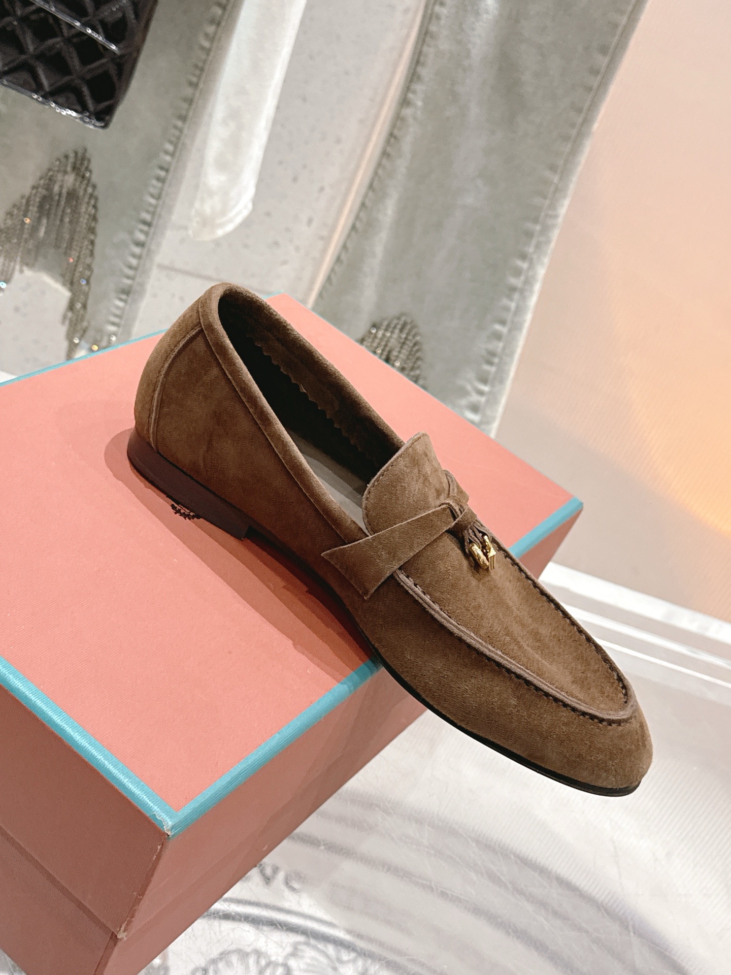 NO:721742,Women's/Men's/Nuoyoupian counter new couple's loafers, simple and fashionable, super comfortable on the feet, super versatile!  1. The upper is made of unique knitted fabric technology, and the counter process is fully restored. The midsole is made of full cowhide leather. The original purchase is used to develop the top purchasing quality!  2 The upper is made of original suede, high-end. The lining is sheepskin and cowhide for the feet, comfortable and breathable. The original imported genuine leather outsole is matching color. 3 Women’s size 35-42 [40.41.42 customization] Men’s size 38-45 [38.45.46 customization], casual shoes/sports shoes, loafers, sneakers, cowhide, sheepskin, chamois leather, Leather soles19860909女款/男款 /诺悠翩 专柜新品情侣乐福鞋 简约时尚 脚感超级舒适 超级百搭款！ 1 鞋面采用独特针织面料制作工艺,全方位复原专柜工艺流程,中底部位全牛皮拉帮工艺 原版购入开发顶级代购品质！ 2 鞋面原版麂皮,高级上档次 内里羊皮、牛皮垫脚,舒适透气 原版进口真皮大底对版对色. 3 女码35-42 [40.41.42定做] 男码38-45 [38.45.46定做],休闲鞋/运动鞋,loafers,sneakers,cowhide,sheepskin,chamois leather,Leather soles,Women's Shoes