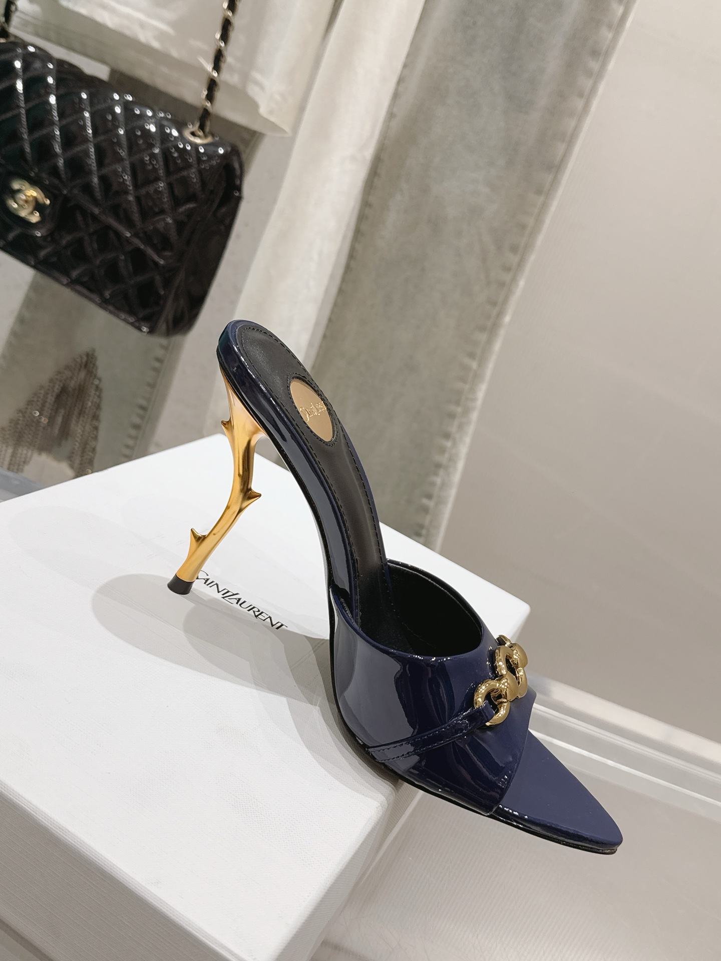 NO:891159,|Saint Laurent sexy electroplated high-heeled shoes and slippers. Whether you are shopping in stores, attending parties, or taking fashion photos, they can easily accompany you in various occasions and become your 'outfit ace'. The fabric is original custom-made cowhide material. The inner pads are all sheepskin. Italian imported cowhide outsole. Heel height 9.5CM size: 35-42 [40.41.42 customization], high-heeled shoes and slippers, saint laurent, high  heels,slippers,cowhide,sheepskin19860909｜ 圣罗兰性感电镀高跟鞋拖鞋 不管是逛街探店、出席聚会 还是赶时髦出街拍照 它都能陪你轻松拿捏各种场合 成为你的「穿搭王牌」 面料原版定制牛皮料 内里垫脚均为羊皮 意大利进口牛皮大底 跟高9.5CM size:35-42 [40.41.42定制],高跟鞋拖鞋,saint laurent,high heels,slippers,cowhide,sheepskin,Women's Shoes
