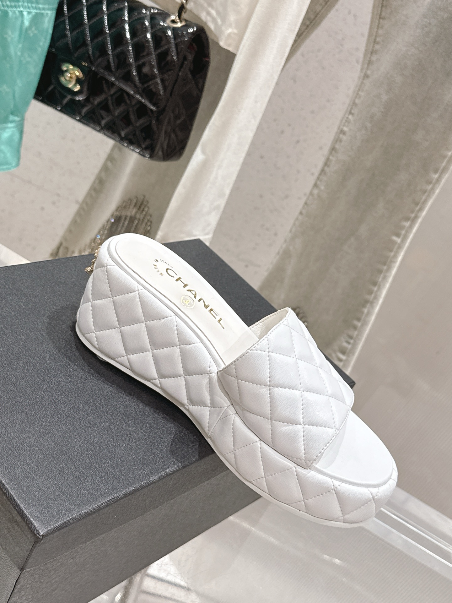 NO:891322,New for spring and summer, the original chain double C thick-soled slippers. This season's fake sandals series are really beautiful!  The chain is matched with double C. It is high-end and versatile. It looks super beautiful no matter how you look at it. Go material. The upper is made of original customized material. The inner pads are all sheepskin. Original molded custom anti-slip outsole. Size 35-39 (customized 40/41), slippers, slippers, sheepskin19860909春夏新品 原版链条双C厚底拖鞋 这一季度假凉拖系列真的超美！ 链条搭配双C 高级又百搭 上脚超级美的 怎么看怎么好看 Go 材质 鞋面采用原版定制材质 内里垫脚均为羊皮 原版开模定制防滑大底 码数35-39（40/41定制）,拖鞋,slippers,sheepskin,Women's Shoes