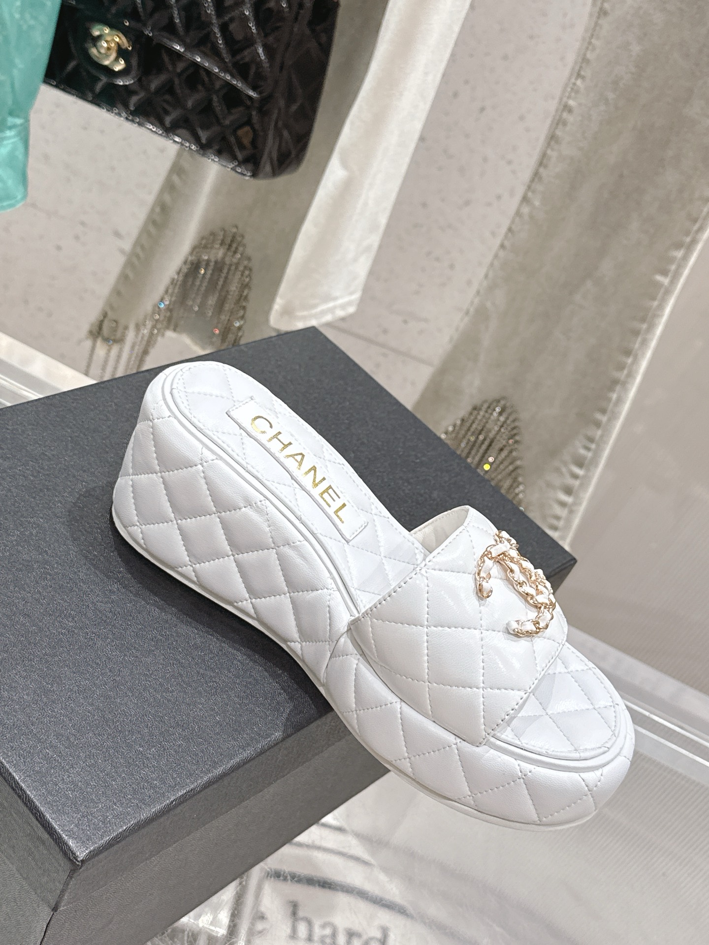 NO:891293,New for spring and summer, the original chain double C thick-soled slippers. This season's fake sandals series are really beautiful!  The chain is matched with double C. It is high-end and versatile. It looks super beautiful no matter how you look at it. Go material. The upper is made of original cowhide material. The inner pads are all sheepskin. Original molded custom anti-slip outsole. Size 35-39 (customized 40/41), slippers, slippers, cowhide, sheepskin19860909春夏新品 原版链条双C厚底拖鞋 这一季度假凉拖系列真的超美！ 链条搭配双C 高级又百搭 上脚超级美的 怎么看怎么好看 Go 材质 鞋面采用原版牛皮材质 内里垫脚均为羊皮 原版开模定制防滑大底 码数35-39（40/41定制）,拖鞋,slippers,cowhide,sheepskin,Women's Shoes