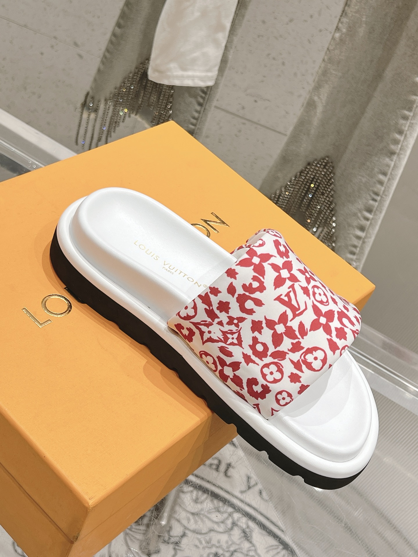NO:891216,2026 top version of bread slippers, new color matching for men and women, down-filled upper, light, soft and plump, with excellent resilience!  The soles are made of high-density foam and are extremely light!  It's lambskin inside!  Women's size 35-40 (40.41 customized), slippers, slippers, down jacket, sheepskin198609092026顶级版本 面包拖鞋新配色男女同款 羽绒填充鞋面,轻柔软胖,会回弹性极佳！ 鞋底高密度发泡,轻盈无比！ 内里是小羊皮！ 女码35-40（40.41定做),拖鞋,slippers,down jacket,sheepskin,Women's Shoes