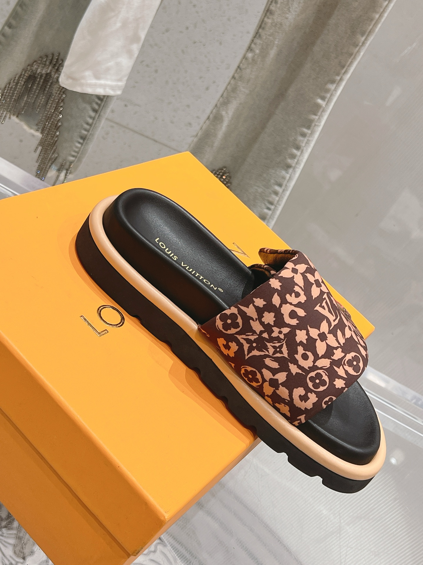 NO:891221,2026 top version of bread slippers, new color matching for men and women, down-filled upper, light, soft and plump, with excellent resilience!  The soles are made of high-density foam and are extremely light!  It's lambskin inside!  Women’s size 35-40 (customized at 40.41) Men’s size 39-44 (customized at 45), slippers, slippers, down jacket, sheepskin198609092026顶级版本 面包拖鞋新配色男女同款 羽绒填充鞋面,轻柔软胖,会回弹性极佳！ 鞋底高密度发泡,轻盈无比！ 内里是小羊皮！ 女码35-40（40.41定做) 男码39-44（45定做),拖鞋,slippers,down jacket,sheepskin,Women's Shoes