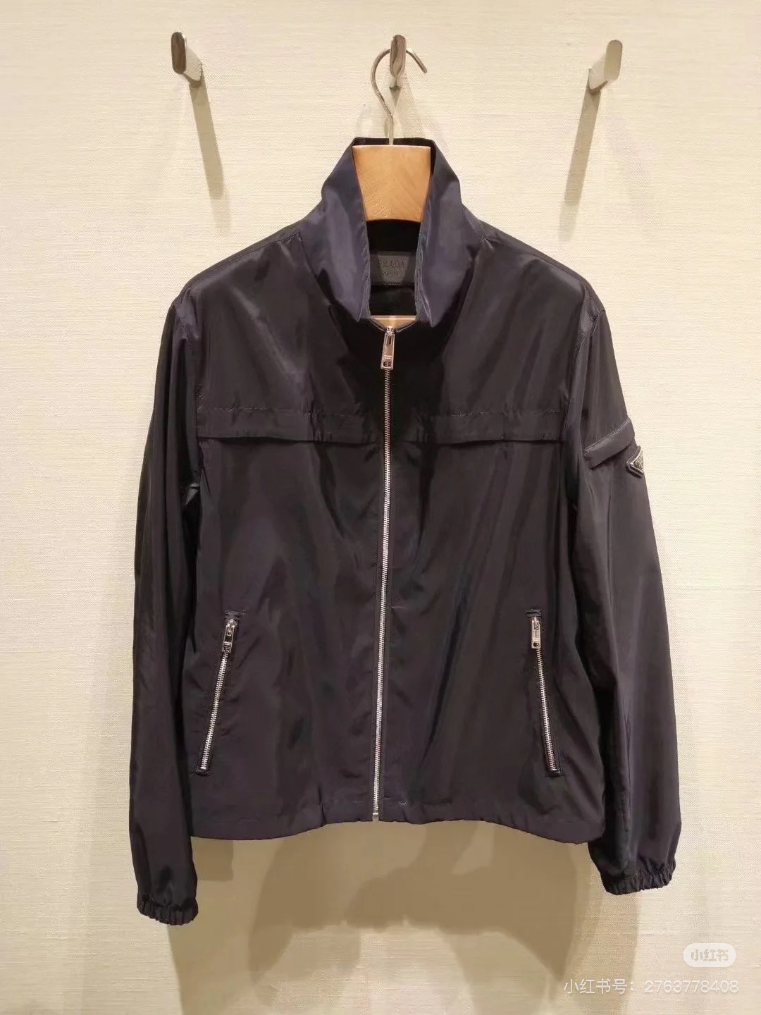 NO:115877,8957 PRD...Prada 25 Spring and Summer Official Website Latest Stand Collar Jacket Show New Products, The counter can be recycled and recycled nylon fabric. The upper body has texture, no deformation at will, top designer masterpieces, original hardware, simple, fashionable and luxurious, with details everywhere, three-standard auxiliary materials complete details... Really achieve 0 errors with the counter!  Black royal blue size 48-56, prada, jackets & coats,alexander wang198609098957 PRD……普拉达 25年春夏官网最新款立领外套 秀场新品,专柜可循环再生尼龙面料.上身有质感,任意洗涤不变形 ,顶级设计师巨作,原版五金,简单时尚奢华极致,处处细节显工艺,三标辅料细节齐全……真正做到与柜台0误差作品！黑色 宝蓝色 尺码48-56,,prada,jackets & coats,alexander wang,Men's clothing