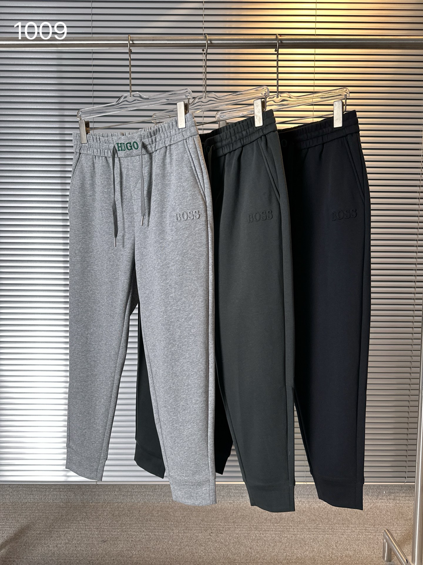 NO:126835,1009 HUGO BOSS...Hugo Boss men's fashion business sports and leisure, high-end foreign business channel goods, new spring and summer products, top platinum-grade products, produced by original OEM!  A high-end luxury and platinum-grade trousers, the whole body design perfectly blends Italian aesthetics, combines fashion tuning with urban casual, wide elastic drawstring waist design, unique treatment makes the overall shape more crisp and stylish, full of fashionable accent. Italian customer supplies top custom ready-made garment fabrics, with heavy and first-class specifications and attributes. High-end 280 grams of heavy mulberry silk air cotton mixed to create a unique air layer structure fabric. The fabric has an invincible texture, extremely soft and delicate touch, light and comfortable, with excellent skin-friendly and breathable, and is a type that cannot be taken off easily when worn!  The workmanship is rigorous and sophisticated. Every detail can prove that the brand can stand the test of quality. It has excellent upper body effect and first-class styling. It can be used to be fashionable or casual sports!  Light gray color dark green black Size M～4XL (28 29=M 30 31=L 32 33=XL 34 35=2XL 36 37=3XL 38 39=4XL Card code likes to take one larger size with loose card size), alexander wang198609091009 HUGO BOSS……雨果波仕 男士时装款商务运动休闲,高端洋行渠道货,春夏新品,顶尖白金级臻品,源自原厂代工出品！ 高端奢华且白金级的一款裤装,通体的设计完美融合意式美学,将时装的调调与都市休闲巧妙混搭结合,宽幅松紧抽绳收腰设计,别致处理,让整体造型变得更具挺括有型,时髦腔调十足, 意大利客供顶级定制成衣面料,规格属性重磅一流,高级280克重桑蚕丝空气棉 混 打造出独一无二的空气层结构面料,面料质感无敌,触感极为柔软细腻,轻便舒适享受,亲肤性与透气性绝佳,属于穿上不轻易脱下的类型！ 做工严谨考究,每一处细节皆可力证品牌对于品质方面的拿捏,方方面面经得住考验,上身效果超赞,造型感一流,出街潮搭或者休闲运动皆可驾驭！ 颜色浅灰色 墨绿色 黑色 尺码M～4XL（28 29=M 30 31=L 32 33=XL 34 35=2XL 36 37=3XL 38 39=4XL 卡码喜欢宽松拍大一码）,,alexander wang,Men's clothing