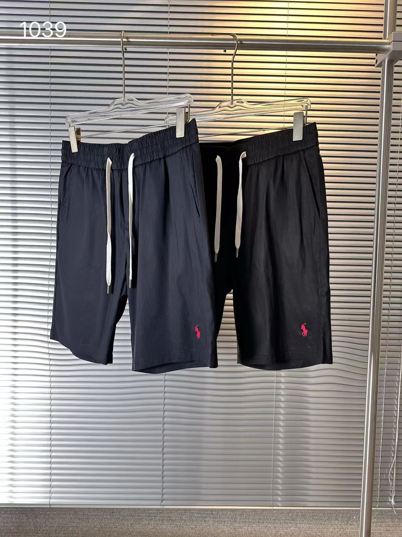 NO:142062,1039 POLO... Paul Ruff Lauren Men's fashion business sports and casual shorts/cropped pants, high-end foreign business channel goods, new spring and summer products, top platinum-grade products, originated from original OEM production!  A high-end luxury and platinum-grade trousers, the whole body design perfectly blends Italian aesthetics, cleverly mixes and matches fashion tuning with urban casual, wide elastic drawstring waist design, unique treatment makes the overall shape more crisp and stylish, full of fashionable accent. Italian customers supply top custom ready-made garment fabrics, with heavy and first-class specifications and attributes, high-end woven plaid fabrics create a unique waterproof and breathable structure fabric. The fabric has an invincible texture, extremely soft and delicate touch, light and comfortable, with excellent skin-friendly and breathable properties, and is the type that cannot be taken off easily when worn!  The workmanship is rigorous and sophisticated. Every detail can prove that the brand can stand the test of quality. It has excellent upper body effect and first-class styling. It can be used to be fashionable or casual sports!  Color black royal blue Size M～4XL (28 29=M 30 31=L 32 33=XL 34 35=2XL 36 37=3XL 38 39=4XL Card code likes to take one larger size with loose card size), shorts, alexander wang198609091039款 POLO……保罗拉夫劳伦 男士时装款商务运动休闲短裤/五分裤,高端洋行渠道货,春夏新品,顶尖白金级臻品,源自原厂代工出品！ 高端奢华且白金级的一款裤装,通体的设计完美融合意式美学,将时装的调调与都市休闲巧妙混搭结合,宽幅松紧抽绳收腰设计,别致处理,让整体造型变得更具挺括有型,时髦腔调十足, 意大利客供顶级定制成衣面料,规格属性重磅一流,高端梭织格纹面料 打造出独一无二的防水透气结构面料,面料质感无敌,触感极为柔软细腻,轻便舒适享受,亲肤性与透气性绝佳,属于穿上不轻易脱下的类型！ 做工严谨考究,每一处细节皆可力证品牌对于品质方面的拿捏,方方面面经得住考验,上身效果超赞,造型感一流,出街潮搭或者休闲运动皆可驾驭！ 颜色黑色 宝蓝色 尺码M～4XL（28 29=M 30 31=L 32 33=XL 34 35=2XL 36 37=3XL 38 39=4XL 卡码喜欢宽松拍大一码）,,shorts,alexander wang,Men's clothing