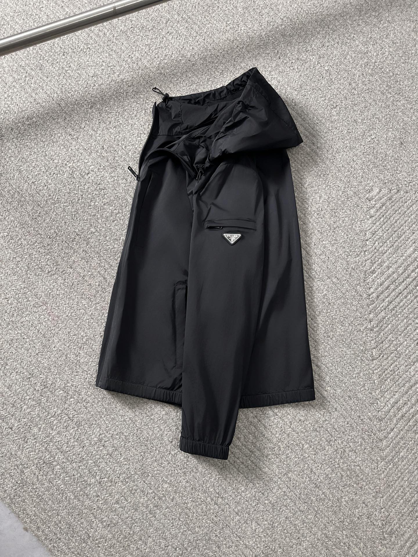 NO:126837,8991 PRA...Prada New style of imported Italian fabrics and fashionable hooded jacket. European counters are synchronized, and the upper body is more casual and elegant. The counter original hardware is luxurious and high-end customized accessories new work!  Luxury brand characteristics logo The latest model of the counter is on the market, with the highest quality shipment in the market, original auxiliary materials, the ultimate luxury!  Soft and comfortable. The upper body is so handsome!  Suitable for any scene in spring and autumn. Black Size 48-56 (125 catties 48), Prada, Prada, Jackets & coats, Hats, Alexander wang198609098991 PRA……普拉达 新款上市意大利进口面料时尚连帽外套.欧洲专柜同步,上身更随意大方,专柜原版五金奢华高档定制配饰新作！奢华品牌特质logo 专柜最新款上市,市场最高品质出货、原版辅料,奢华极致！柔软舒适.上身爆帅！春秋季节适合任意场景 黑色 尺码48-56（ 125斤48）,,prada,prada,jackets & coats,hats,alexander wang,Men's clothing