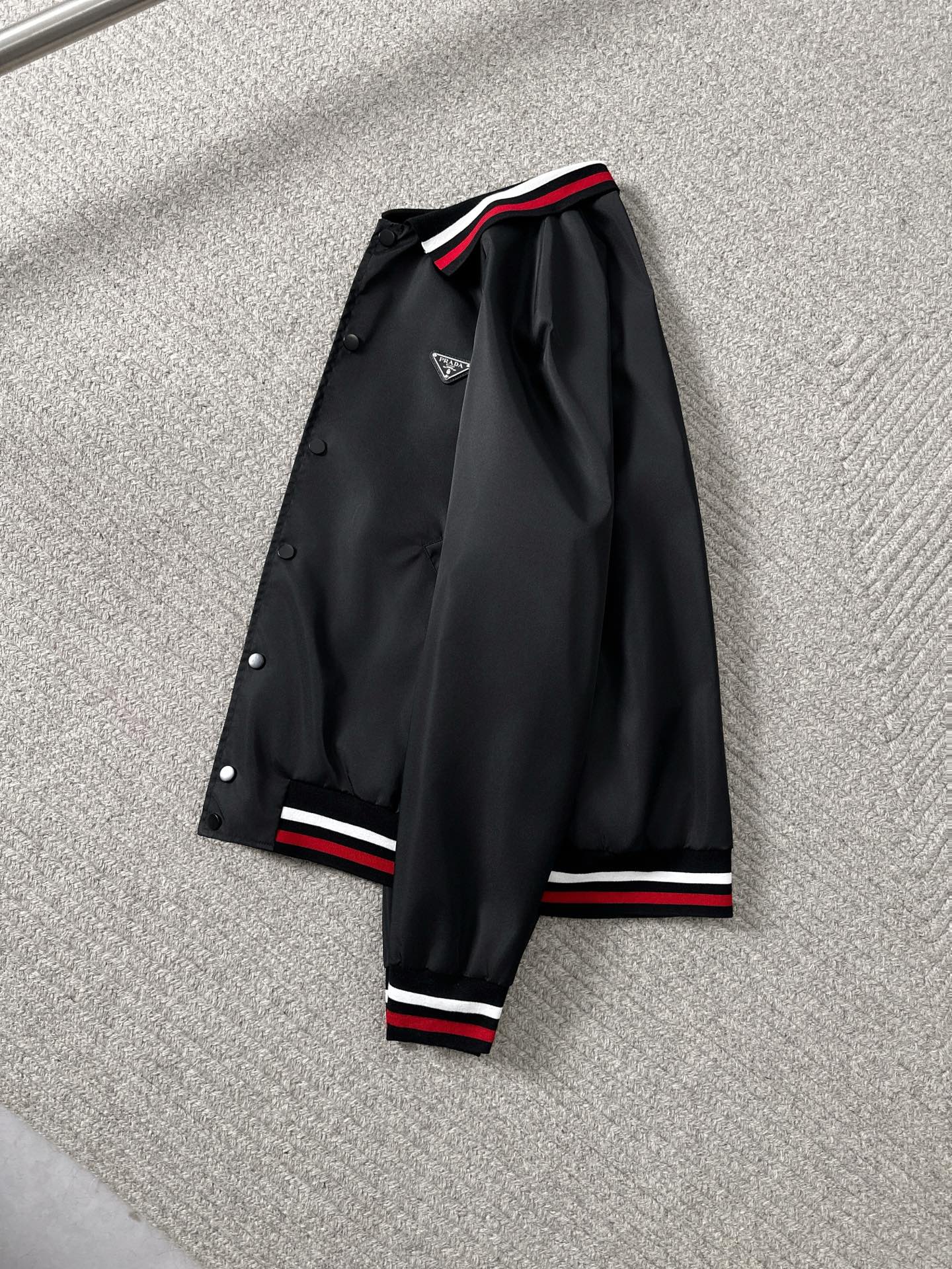 NO:132166,8988 PRA... Prada color-blocking threaded small lapel jacket, new product jacket. The same style of renewable nylon fabric in imported counters is simple and capable. Its style is modern and has urban trendy charm. 7 spandex. It can fully exert the performance of the two fibers, complement each other and add icing on the cake. The clothing made from this fabric has many characteristics such as high elasticity, gentleness, comfort, moisture absorption, breathability, smoothness, and easy to care. It is a high-tech product suitable for the human body developed for human body shape and skin characteristics. Its performance is incomparable to ordinary fabrics, and the added value of the product is quite high. Black Size 48-56 (catties 48), prada, prada, jackets & coats, alexander wang198609098988 PRA……普拉达 拼色螺纹小翻领夹克,新品夹克.进口专柜同款可再生尼龙面料.简约干练.其风格现代,且具有都市新潮魅力.7氨纶.可使两种纤维性能充分发挥,相得益彰、锦上添花.由这种面料制作的服装具有高弹、轻柔、舒适、吸湿、透气、光滑、易打理等诸多特点,属针对人的体型和皮肤特点开发的适合人体的高科技产品,其性能是普通面料所无法比拟的,产品的附加值相当高.黑色 尺码48-56（ 斤48）,,prada,prada,jackets & coats,alexander wang,Men's clothing