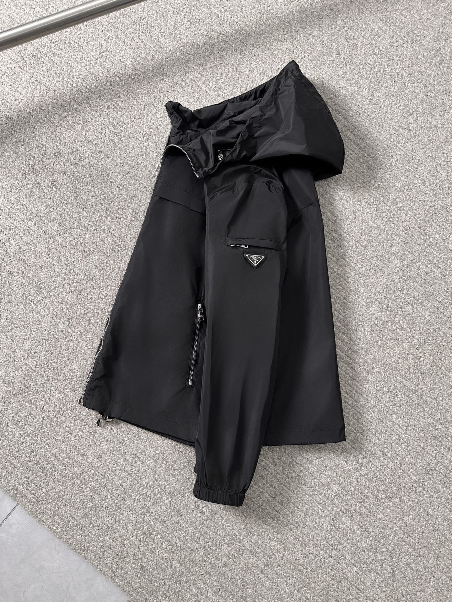 NO:132168,8997 PRA...Prada New style is launched in Italian imported counter renewable nylon fabric fashionable hooded jacket. European counters are synchronized, and the upper body is more casual and elegant. The counter original hardware is luxurious and high-end customized accessories new work!  Luxury brand characteristics logo The latest model of the counter is on the market, with the highest quality shipment in the market, original auxiliary materials, the ultimate luxury!  Soft and comfortable. The upper body is so handsome!  Suitable for any scene in spring and autumn. Black Size 48-56 (48 catties), prada, prada, jackets & coats, hats, alexander wang198609098997 PRA……普拉达 新款上市意大利进口专柜可再生尼龙面料时尚连帽外套.欧洲专柜同步,上身更随意大方,专柜原版五金奢华高档定制配饰新作！奢华品牌特质logo 专柜最新款上市,市场最高品质出货、原版辅料,奢华极致！柔软舒适.上身爆帅！春秋季节适合任意场景 黑色 尺码48-56（ 斤48）,,prada,prada,jackets & coats,hats,alexander wang,Men's clothing