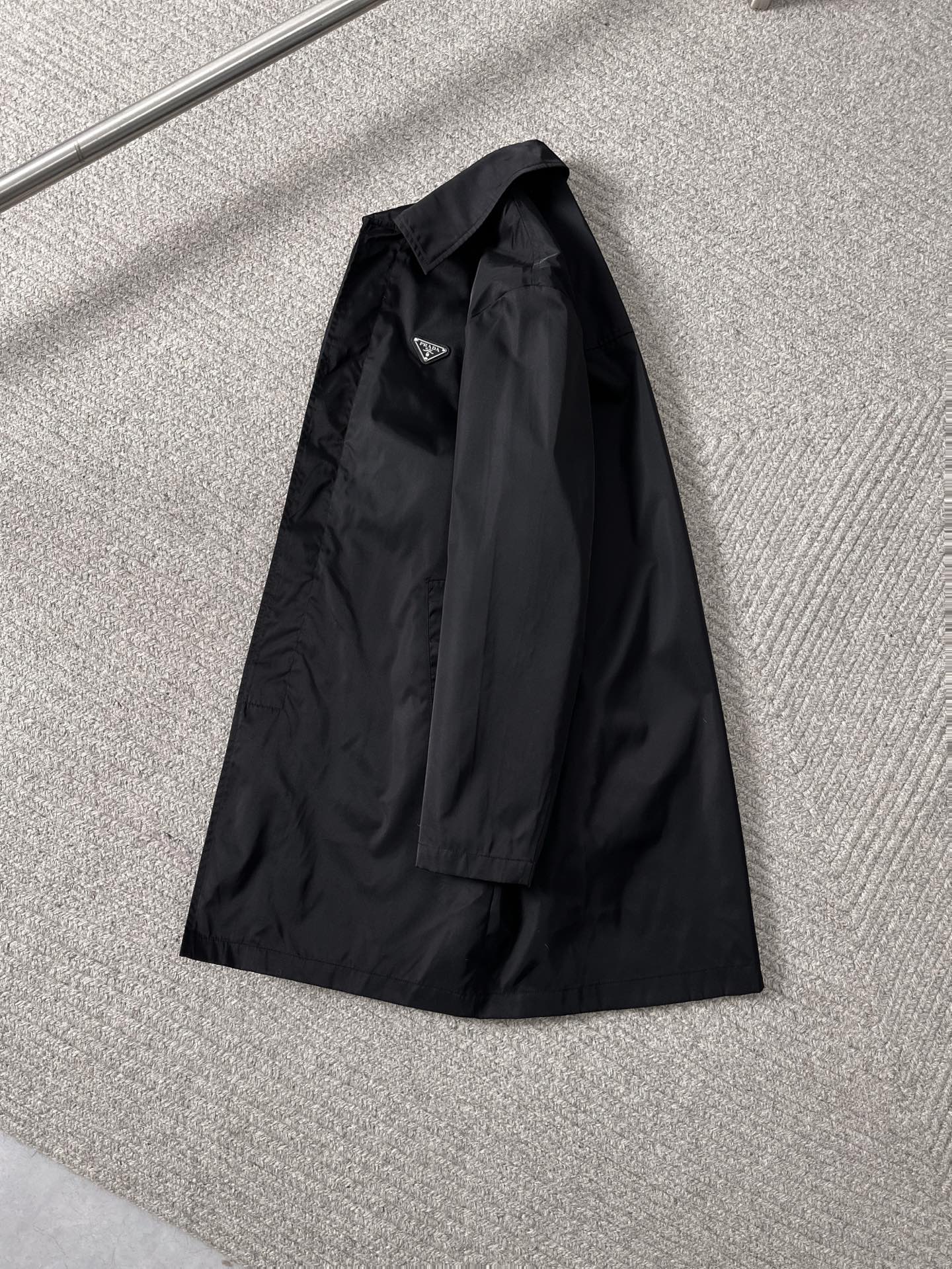 NO:132169,8971 Trench coat is not just Burberry PRD...Prada is a new model produced in spring and summer 25!  - Lapel casual mid-length windbreaker for high-end quality business and casual men, a must-have item in spring and autumn, a classic style, high-end luxury, simple and elegant, and looks particularly aura, more capable and stylish, and neat. It is very elegant, a trench coat that is both casual and business!  The upper body has an elegant and generous effect and gentlemanly demeanor. Of course, a handsome windbreaker is indispensable for a handsome windbreaker!  The counter has a recycled nylon fabric with a strong three-dimensional texture and a gentlemanly demeanor. To be honest, the elegant taste is elegant, simple and atmospheric style, craftsmanship quality and tailoring design are all first-class. The mature, capable, fashionable and elegant style can be used to attend business occasions and wear a different style in daily leisure!  Recommended must-enter. Color black Size 48-56 (48 catties), Burberry, Prada, Alexander wang198609098971 风衣不仅仅只有巴宝莉 PRD……普拉达 25春夏出品新款！-翻领休闲中长款风衣高端品质商务休闲男士的首选,春秋必备单品,妥妥的经典款式,高端奢华,简单大方得体,显得特别有气场更加干练有型,利落的版型；很有气质,一款休闲商务兼备的风衣！上身效果优雅大方很有绅士风度,型男穿搭当然离不开一件帅气的风衣！ 专柜可再生尼龙面料,立体质感超强,绅士风度我也挺喜欢他的,说实话高雅品味,简约大气的款型,工艺品质及剪裁设计都堪称一流,轻熟干练且时尚优雅的风格,即能出席商务场合,日常休闲也能穿出别样的风情！推荐必入. 颜色黑色  尺码48-56（ 斤48）,,burberry,prada,alexander wang,Men's clothing