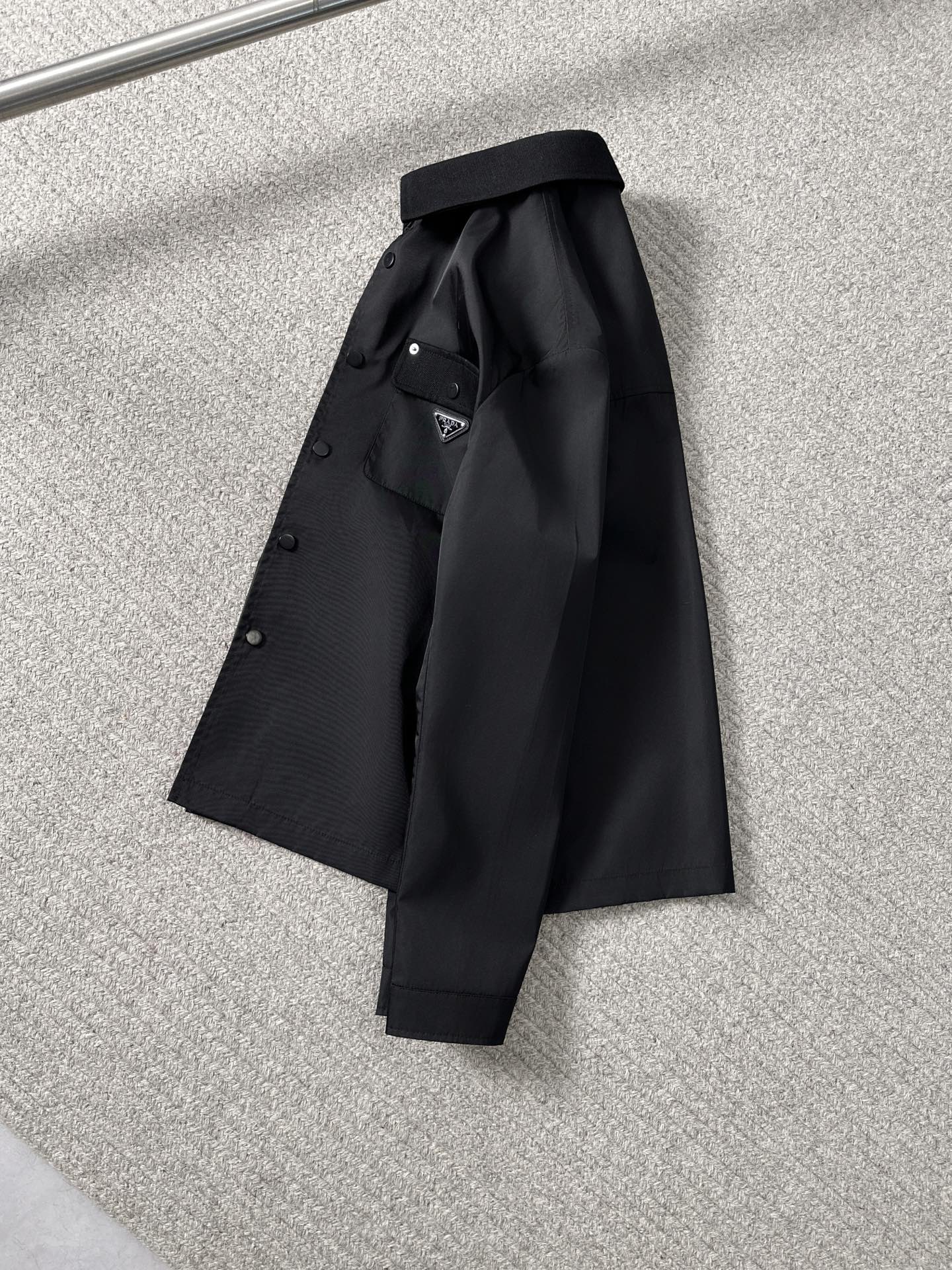 NO:142072,8969 Counter 11000 Men and Women PRA...Pra P Home New Retro Denim Collar Jacket Jacket!  Ace goods, this jacket is the kind of matching that will make you stand out among the crowd. When the weather is a little colder, it can also be used as an inner wear for the jacket, which is both warm and increases the layering of the outfit. The more you look at the series, the better it looks!  Whether it is material, detail restoration and process production!  Don’t be afraid of any challenges, you will have a magic that you must buy on your upper body!  Black Size 48-56 (175 125 catties 48), Prada, Prada, Jackets & coats, Jackets & coats, Alexander wang198609098969 专柜11000 男女同款 PRA……普拉 P家新品复古牛仔领夹克外套！王牌货品,这件夹克属于那种搭配好了就会让你在人群中脱颖而出,天气冷一点的时候还可以作为外套的内搭,既保暖又能增加穿搭的层次感,越看越好看系列！不管是材质还是细节还原度以及工艺制作方面！不惧任何挑战,上身就有种一定要买的魔力！黑色 尺码48-56（175 125斤48）,,prada,prada,jackets & coats,jackets & coats,alexander wang,Men's clothing