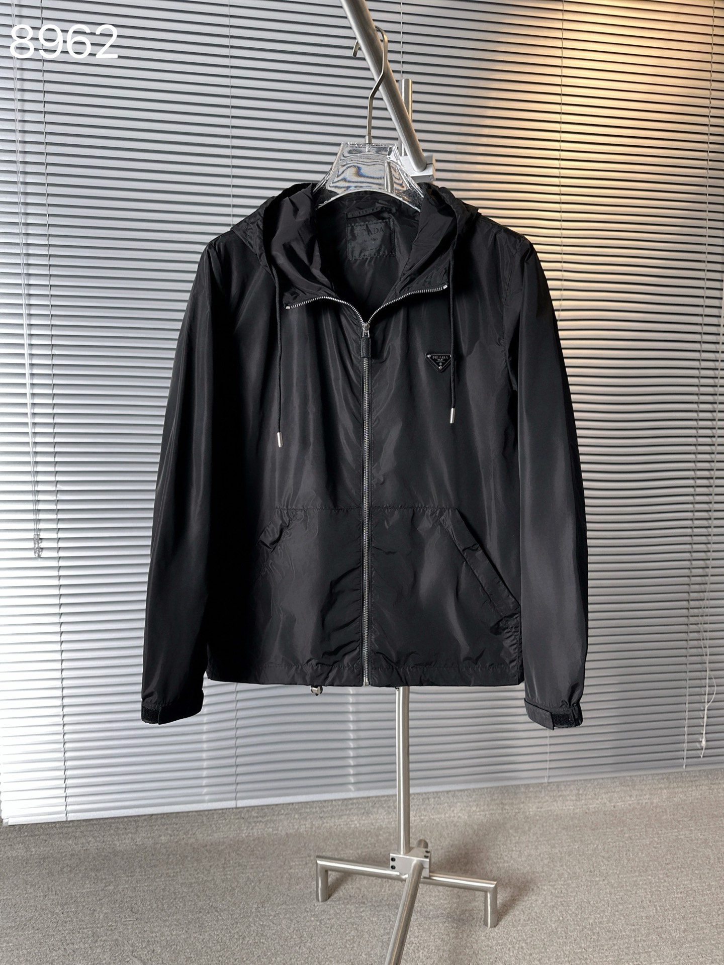 NO:142071,8962 PRA...Prada New style is launched in Italian imported counter renewable nylon fabric fashionable hooded jacket. European counters are synchronized, and the upper body is more casual and elegant. The counter original hardware is luxurious and high-end customized accessories new work!  Luxury brand characteristics logo The latest model of the counter is on the market, with the highest quality shipment in the market, original auxiliary materials, the ultimate luxury!  Soft and comfortable. The upper body is so handsome!  Suitable for any scene in spring and autumn Black Size 48-56 (175 125 catties 48), Prada, Prada, Jackets & coats, Hats, Alexander wang198609098962 PRA……普拉达 新款上市意大利进口专柜可再生尼龙面料时尚连帽外套.欧洲专柜同步,上身更随意大方,专柜原版五金奢华高档定制配饰新作！奢华品牌特质logo 专柜最新款上市,市场最高品质出货、原版辅料,奢华极致！柔软舒适.上身爆帅！春秋季节适合任意场景 黑色 尺码48-56（175 125斤48）,,prada,prada,jackets & coats,hats,alexander wang,Men's clothing