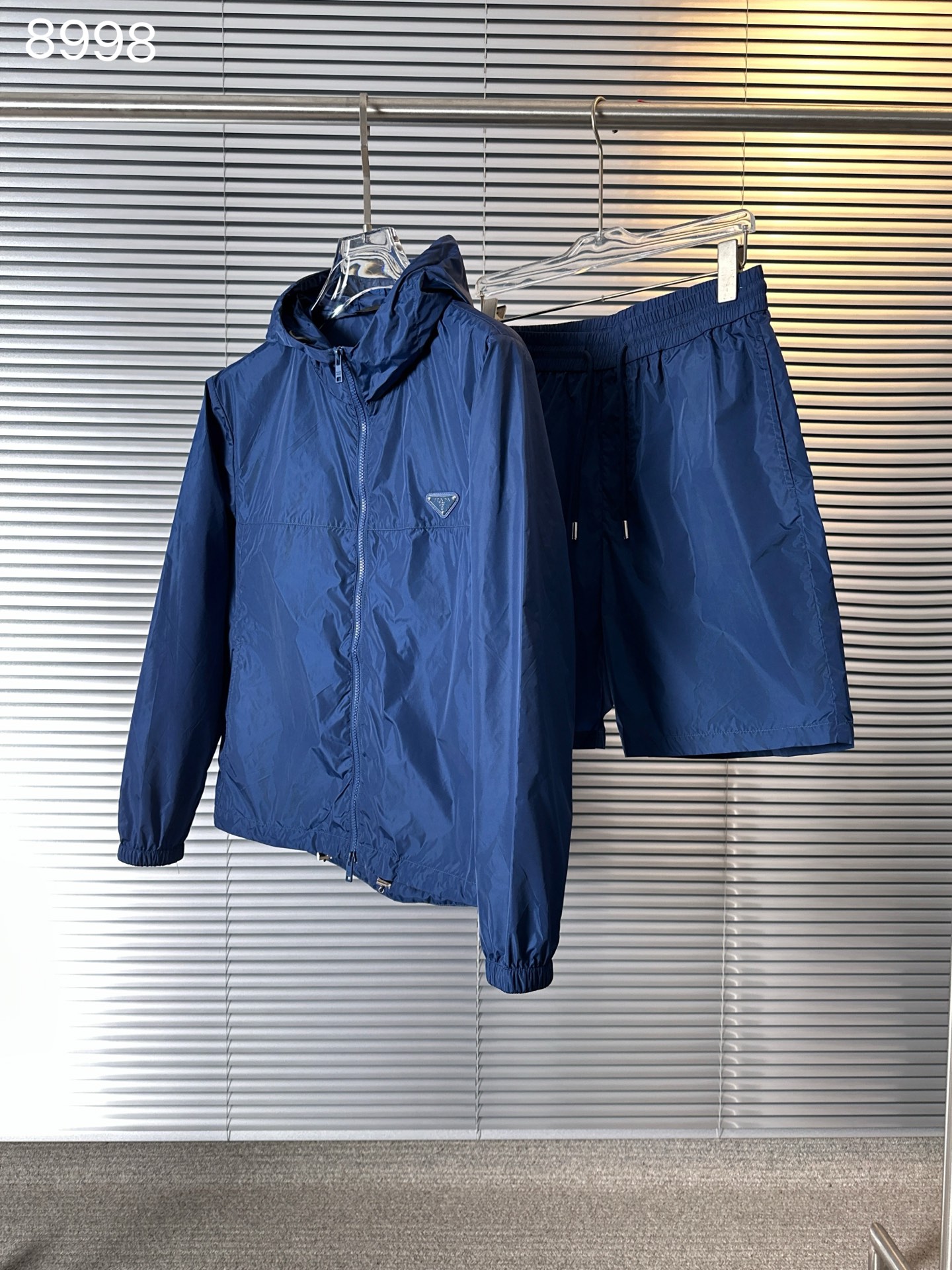 NO:142067,8998 set can be disassembled PRA...Prada 25 spring and summer new product, casual suit for men and women, hooded long-sleeved jacket and shorts suit matching. Classic color matching triangle logo, representing the brand image. Simple and comfortable styles, imported renewable nylon fabrics from European counters, and solid color series are very popular. Simple styles are more diverse when worn. The seemingly simple styles are actually more time-consuming in fabrics and craftsmanship production, using full laser cutting technology, cutting fashionable styles, simple plain colors, every man should buy them!  Color blue green Size 48-56 (175 125 catties 48), Prada, Prada, shorts, jackets & coats, hats, alexander wang198609098998 套装可以拆单 PRA……普拉达 25春夏新品,男女同款休闲套装,连帽长袖外套短裤套装搭配.经典配色三角标,代表品牌形象 简洁舒适的款式,欧洲专柜进口可再生尼龙面料,纯色系列更是大家非常喜爱款,简约的款式穿搭起来更加的多样化.看似简单的款式,其实在面料以及工艺制作上更费时采用全激光切割工艺,裁剪时尚版型,简约式素色,每一个男士都应该入手！颜色蓝色 绿色 尺码48-56（175 125斤48）,,prada,prada,shorts,jackets & coats,hats,alexander wang,Men's clothing