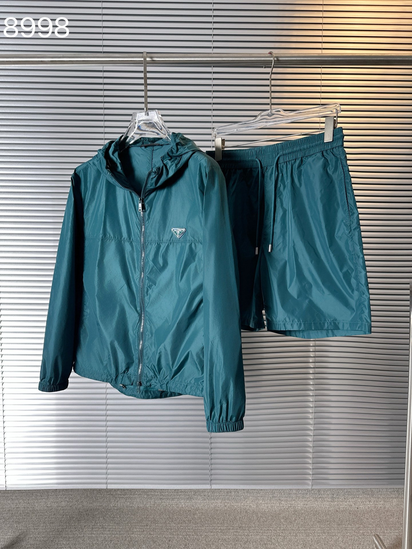 NO:142065,8998 set can be disassembled PRA...Prada 25 spring and summer new product, casual suit for men and women, hooded long-sleeved jacket and shorts suit matching. Classic color matching triangle logo, representing the brand image. Simple and comfortable styles, imported renewable nylon fabrics from European counters, and solid color series are very popular. Simple styles are more diverse when worn. The seemingly simple styles are actually more time-consuming in fabrics and craftsmanship production, using full laser cutting technology, cutting fashionable styles, simple plain colors, every man should buy them!  Color blue green Size 48-56 (175 125 catties 48), Prada, Prada, shorts, jackets & coats, hats, alexander wang198609098998 套装可以拆单 PRA……普拉达 25春夏新品,男女同款休闲套装,连帽长袖外套短裤套装搭配.经典配色三角标,代表品牌形象 简洁舒适的款式,欧洲专柜进口可再生尼龙面料,纯色系列更是大家非常喜爱款,简约的款式穿搭起来更加的多样化.看似简单的款式,其实在面料以及工艺制作上更费时采用全激光切割工艺,裁剪时尚版型,简约式素色,每一个男士都应该入手！颜色蓝色 绿色 尺码48-56（175 125斤48）,,prada,prada,shorts,jackets & coats,hats,alexander wang,Men's clothing