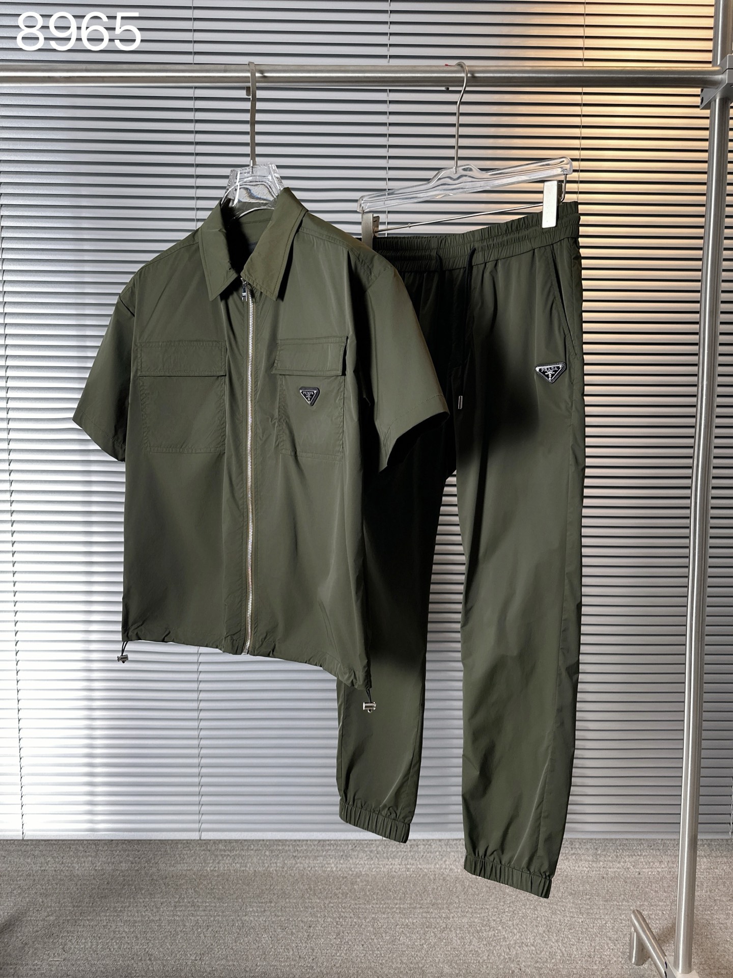 NO:142069,8965 set can be disassembled PRA...Pula Counter 25 Spring and Summer High-end Customized Spring and Summer Series, Suitable and neat Lapel Cardigan Casual Set, High-end fiber elastic fabric imported from Italy, delicate and soft, comfortable and breathable, crisp and shaping, extraordinary quality. Exquisite three-dimensional genre highlights the texture, zipper accessories are all high-end materials for customers, very textured and wear-resistant. Domestic first-line factories have made it available. From cutting to hand sewing, there is basically no unnecessary brushwork. The style is quite crisp and there is no feeling of dragging. It has the advantages of delicate and soft feel, smooth texture, upright and anti-wrinkle!  Natural drooping, anti-wrinkle and easy to handle, anti-spraying, skin-friendly, breathable, and quick drying!  Color black green Size 48-56 (175 125 catties 48), prada, prada, alexander wang198609098965 套装可以拆单 PRA……普拉 专柜25春夏高级定制春夏系列,干练利落的翻领开衫休闲套装,意大利进口高档纤维弹性面料,细腻柔软 舒适透气 挺括塑型 非凡品质.精致立体裁 凸显质感拉链配件都是客供高档材料,非常具有质感,经久耐磨,国内一线工厂出手,从裁剪到手工缝纫,基本没有一丝多余的手笔,版型相当挺括,丝毫没有拖沓的感觉.具有手感细腻柔软,质地顺滑,挺拔抗皱等优点！自然垂感,抗皱易打理,防泼水.亲肤,透气,速干！ 颜色黑色 绿色 尺码48-56（175 125斤48）,,prada,prada,alexander wang,Men's clothing