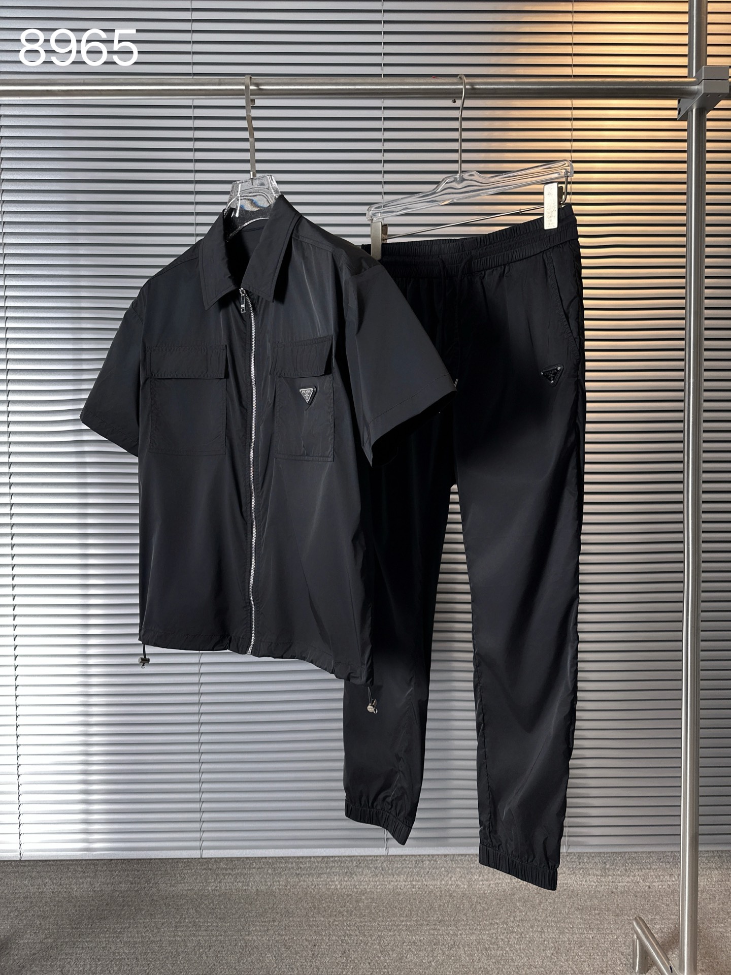 NO:132180,8965 set can be disassembled PRA...Pula Counter 25 Spring and Summer High-end Customized Spring and Summer Series, Suitable and neat Lapel Cardigan Casual Set, High-end fiber elastic fabric imported from Italy, delicate and soft, comfortable and breathable, crisp and shaping, extraordinary quality. Exquisite three-dimensional genre highlights the texture, zipper accessories are all high-end materials for customers, very textured and wear-resistant. Domestic first-line factories have made it available. From cutting to hand sewing, there is basically no unnecessary brushwork. The style is quite crisp and there is no feeling of dragging. It has the advantages of delicate and soft feel, smooth texture, upright and anti-wrinkle!  Natural drooping, anti-wrinkle and easy to handle, anti-spraying, skin-friendly, breathable, and quick drying!  Color black green Size 48-56 (catties 48), prada, prada, alexander wang198609098965 套装可以拆单 PRA……普拉 专柜25春夏高级定制春夏系列,干练利落的翻领开衫休闲套装,意大利进口高档纤维弹性面料,细腻柔软 舒适透气 挺括塑型 非凡品质.精致立体裁 凸显质感拉链配件都是客供高档材料,非常具有质感,经久耐磨,国内一线工厂出手,从裁剪到手工缝纫,基本没有一丝多余的手笔,版型相当挺括,丝毫没有拖沓的感觉.具有手感细腻柔软,质地顺滑,挺拔抗皱等优点！自然垂感,抗皱易打理,防泼水.亲肤,透气,速干！ 颜色黑色 绿色 尺码48-56（ 斤48）,,prada,prada,alexander wang,Men's clothing