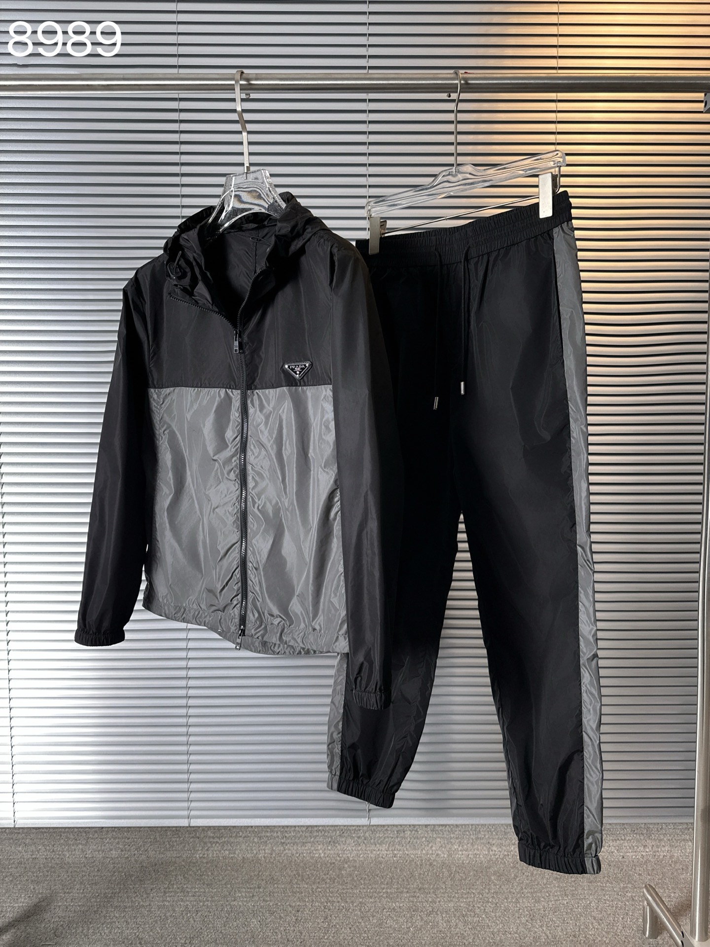 NO:142063,8989 Set can be disassembled PRA...Pula Counter 25 Spring and Summer High-end Customized Spring and Summer Series, Ability and neat hooded cardigan casual set, High-end fiber elastic fabric imported from Italy, delicate and soft, comfortable and breathable, crisp and shaping, extraordinary quality. Exquisite three-dimensional genre highlights the texture, zipper accessories are all high-end materials for customers, very textured and wear-resistant. Domestic first-line factories have made it available. From cutting to hand sewing, there is basically no unnecessary brushwork. The style is quite crisp and there is no feeling of dragging. It has the advantages of delicate and soft feel, smooth texture, upright and anti-wrinkle!  Natural drooping, anti-wrinkle and easy to handle, anti-spraying, skin-friendly, breathable, and quick drying!  Color black Size 48-56 (175 125 catties 48), Prada, Prada, Hats, Alexander wang198609098989 套装可以拆单 PRA……普拉 专柜25春夏高级定制春夏系列,干练利落的连帽开衫休闲套装,意大利进口高档纤维弹性面料,细腻柔软 舒适透气 挺括塑型 非凡品质.精致立体裁 凸显质感拉链配件都是客供高档材料,非常具有质感,经久耐磨,国内一线工厂出手,从裁剪到手工缝纫,基本没有一丝多余的手笔,版型相当挺括,丝毫没有拖沓的感觉.具有手感细腻柔软,质地顺滑,挺拔抗皱等优点！自然垂感,抗皱易打理,防泼水.亲肤,透气,速干！ 颜色黑色 尺码48-56（175 125斤48）,,prada,prada,hats,alexander wang,Men's clothing