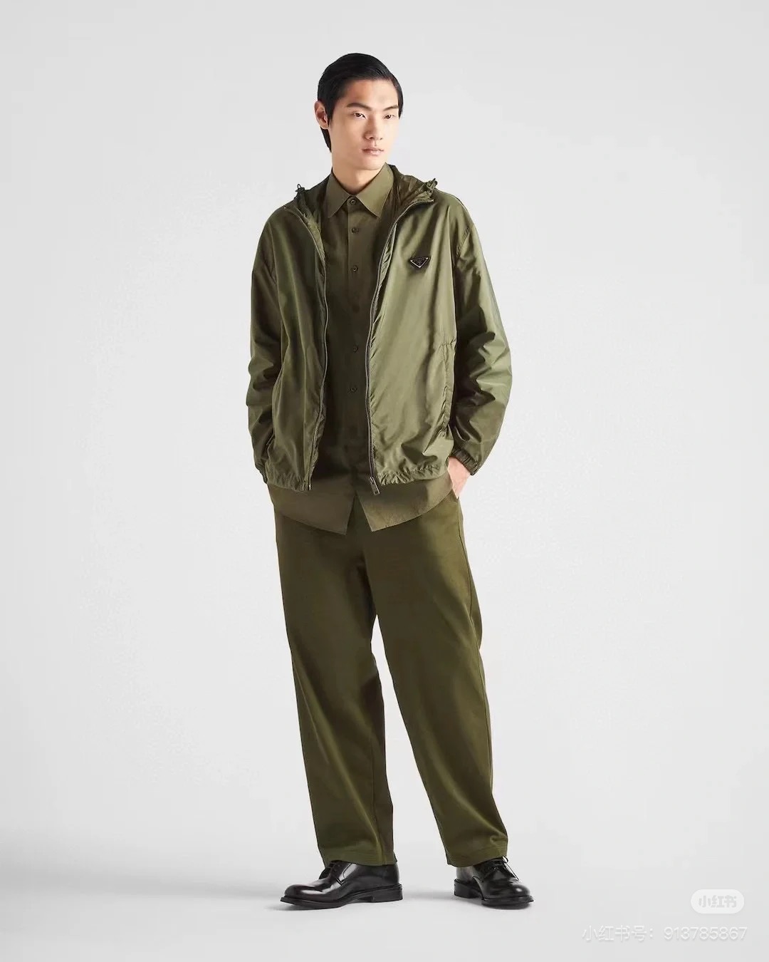 NO:132183,896 PRA……普拉达 新品连帽夹克！  Sell ​​first, take the lead. PRADA/Prada New Hooded Trench Coat Jacket. This lightweight nylon jacket and front zipper, special design on the hem, is quite casual design. The white placket is spliced ​​on the chest to interpret the brand style. Hooded, front zipper pocket, decorated with a triangular metal logo with an enamel zipper zipper, polyamide fiber fabric. Black and green Size 48-56,,prada,prada,jackets & coats,jackets & coats,hats,alexander wang19860909896 PRA……普拉达 新品连帽夹克！先上先卖,抢占先机.PRADA/普拉达 新品连帽风衣外套.这款轻质尼龙夹克和正面拉链,下摆特殊设计,颇具休闲装设计特色.胸前拼接白色门襟.演绎品牌风范.连帽,正面拉链式口袋,饰有涂珐琅三角形金属徽标,正面拉链拉合,聚酰胺纤维面料.黑色 绿色 尺码48-56,,prada,prada,jackets & coats,jackets & coats,hats,alexander wang,Men's clothing