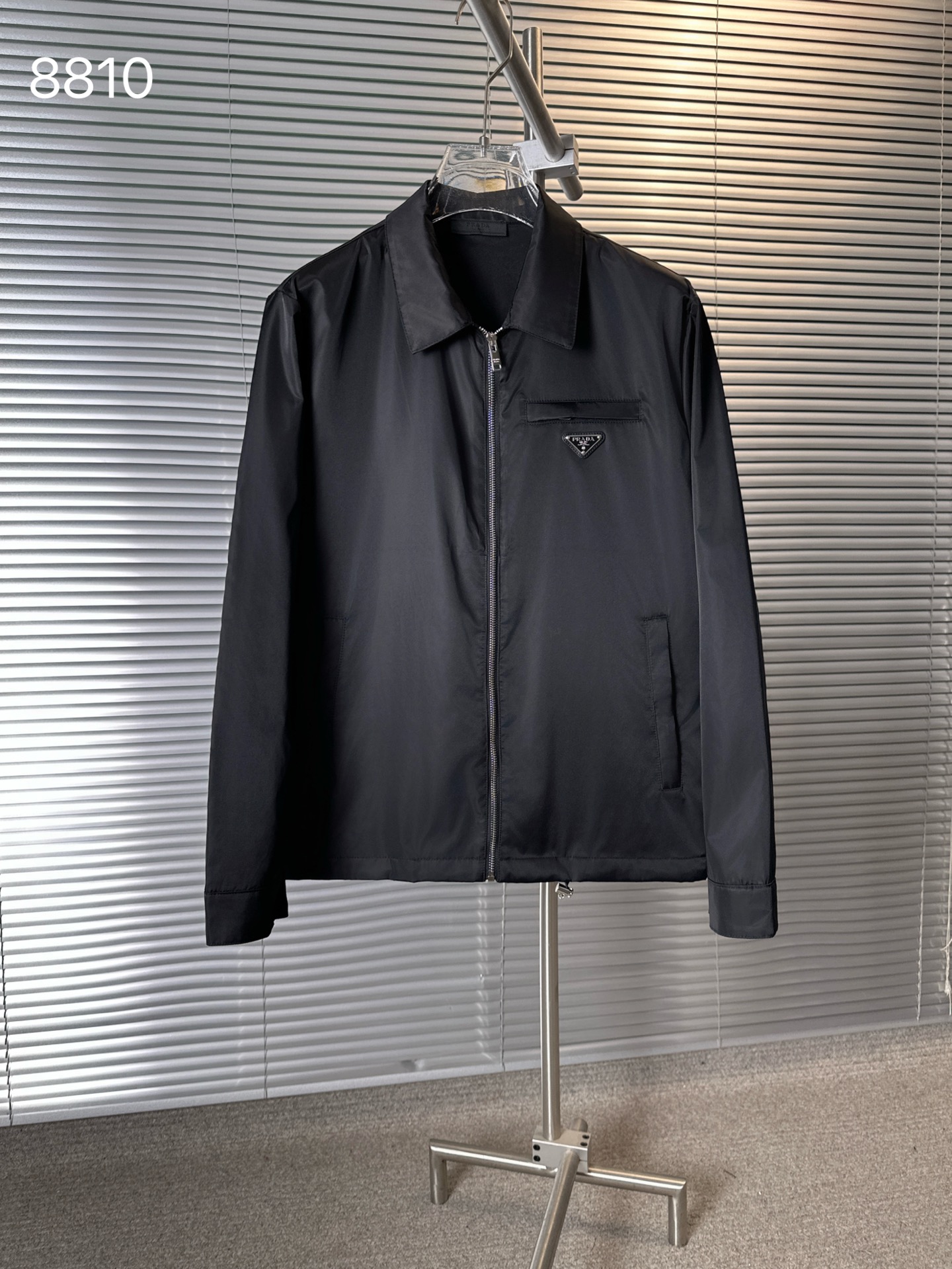 NO:954725,PRA...Prada's 25 autumn and winter new styles are on the market. Fashionable lapel business jackets of renewable nylon fabrics imported from Italian counters. The European counters are synchronized, the upper body is more casual and generous, and the counter's original hardware luxury high-end customized accessories are new!  Luxury brand characteristics logo The latest model is on the market, the highest quality shipments in the market, original accessories, the ultimate luxury!  Soft and comfortable. The upper body is very handsome!  Suitable for any scene in autumn and autumn, black, sizes 48-56 (175 125 pounds 48), prada, prada, jackets & coats,19860909PRA……普拉达 25秋冬季新款上市意大利进口专柜可再生尼龙面料时尚翻领商务外套.欧洲专柜同步,上身更随意大方,专柜原版五金奢华高档定制配饰新作！奢华品牌特质logo 专柜最新款上市,市场最高品质出货、原版辅料,奢华极致！柔软舒适.上身爆帅！秋秋季节适合任意场景 黑色 尺码48-56（175 125斤48）,,prada,prada,jackets & coats,,Men's clothing