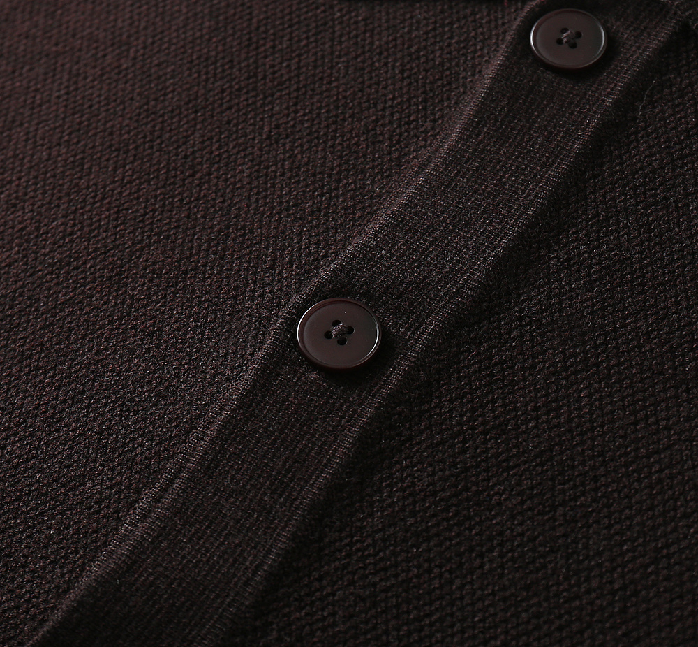 8302 羊毛开衫 可开扣 lP🆕……诺悠 25秋冬季新品-男士羊毛针织翻领开衫。lP🆕的老P设计，上身