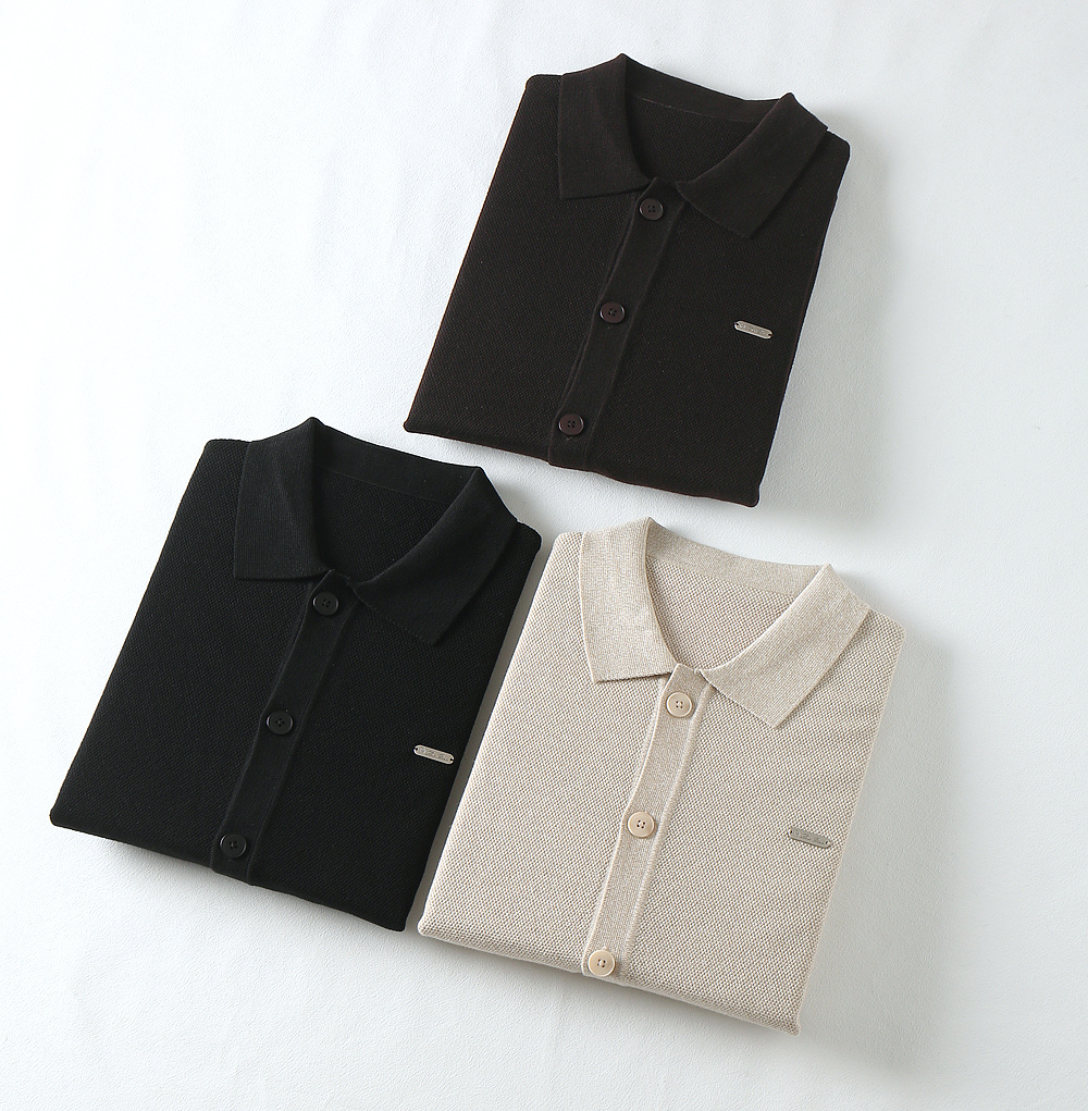 NO:526641,8302 Wool cardigan with open button LP...Nuoyou 25 new product in autumn and winter - men's wool knitted lapel cardigan. The old design of LP is full of temperament on the upper body, creating a fashionable and outstanding exquisite feeling!  The overall outer body is made of solid colors, and the upper body has no cumbersome feeling. The overall design feels really high-end. The brand's classic elements are interpreted in a new style. It is the perfect first choice for single wear or inner wear in spring, autumn and winter!  The regular style tailoring + business lapel design has a very good matching performance. Whether it is business negotiation or home camping, it can be worn as an inner and outer wear.  This wool knitted cardigan is carefully woven with imported 50 wool acrylic yarn. Australian Merino wool is a prettier product in wool. Its gloss and softness are not comparable to ordinary wool. The fiber fineness is only 1/10 of a hair, without the hardness of wool. The whole fabric is crisp, thin, soft and fine, and has a high density, which allows the yarn to have strong rebound. It will not deform for a long time and will have a soft and wrinkle-resistant, not easy to pill, tight and strong woven surface, and has a delicate texture. It is a sewing maker with more than 10 years of experience, and has 14 processes, one stitched with stitches. Both sides of the front and the other are sewn by wool, soft, delicate and elastic, not pilling, and no shrinkage. Color black Khaki Shadow Coffee Size M~3XL (48-56), loro piano, alexander wang198609098302 羊毛开衫 可开扣 LP……诺悠 25秋冬季新品-男士羊毛针织翻领开衫. LP的老设计,上身就是气质满满,打造时髦出众的精致感！ 外衣身整体为纯色打造,上身毫无累赘感,整体设计感真的非常高级,将品牌经典元素以全新风格诠释,是春秋冬单穿或内搭的完美首选！常规的版型剪裁+商务翻领设计,其搭配性能超乎相当到位,不管是商务洽谈还是居家露营,都可作为内搭和外穿. 这款羊毛针织开衫甄选进口50羊毛腈纶纱线精心织造,澳大利亚美丽诺羊毛,羊毛中的岌品,其光泽度和柔顺感非一般羊毛可以相比的,纤维细度只有一根头发丝的1/10,毫无羊毛的硬扎感.整个面料挺括轻薄,柔软细密度很高,让纱线拥有炒强的回弹,长久穿着不会变形拥有柔软抗皱、不易起球、紧密结实的织面,拥有细腻的肌理感.由10年以上工龄的缝纫师,经过14道工序,一针一线手工缝制而成.正反两面都是羊毛缝制的,柔软细腻富有弹性,还不扎人,不起球,不缩水. 颜色黑色 卡其 暗影咖 尺码M～3XL（48-56）,,loro piana,alexander wang,Men's clothing