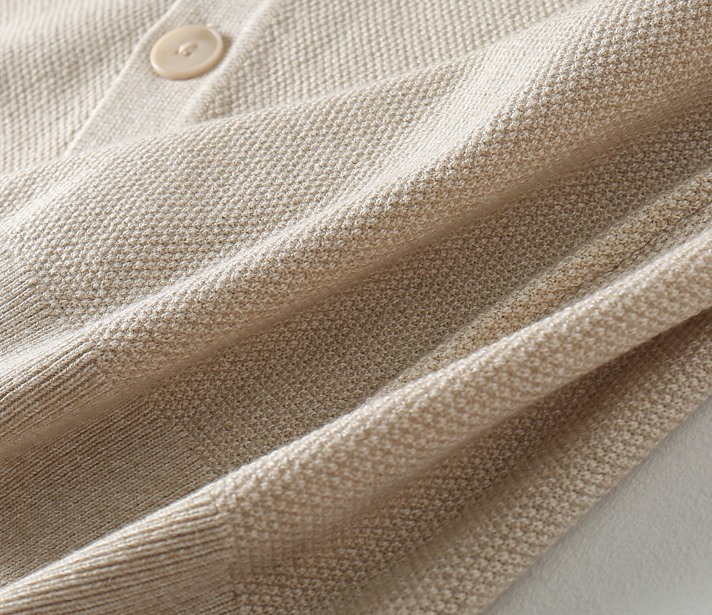 8302 羊毛开衫 可开扣 lP🆕……诺悠 25秋冬季新品-男士羊毛针织翻领开衫。lP🆕的老P设计，上身