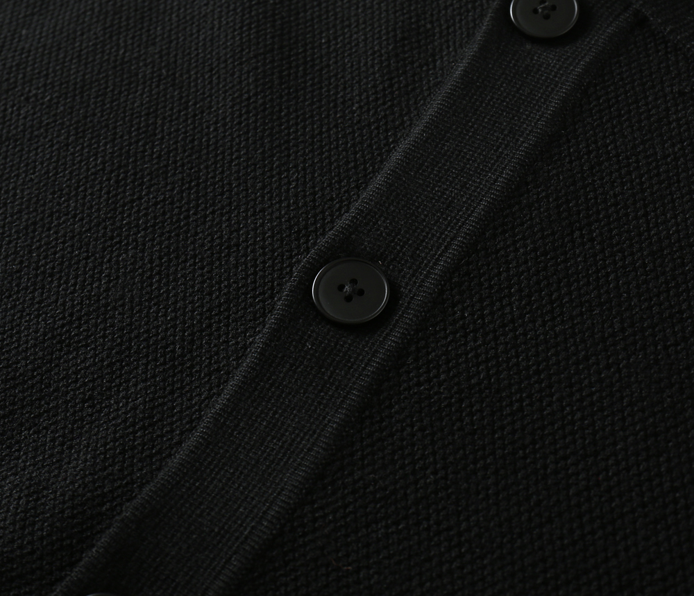 8302 羊毛开衫 可开扣 lP🆕……诺悠 25秋冬季新品-男士羊毛针织翻领开衫。lP🆕的老P设计，上身