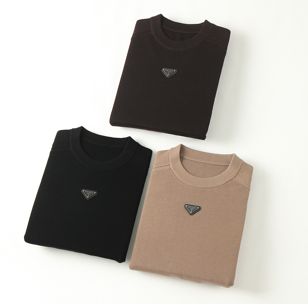 NO:526640,8307 PRA...Pura 25 new product in autumn and winter - men's wool knitted round-neck pullover simple and old design, with a full temperament on the upper body, creating a fashionable and outstanding exquisite feeling!  The overall outer body is made of solid colors, and the upper body has no cumbersome feeling. The overall design feels really high-end. The brand's classic elements are interpreted in a new style. It is the perfect first choice for single wear or inner wear in spring, autumn and winter!  The conventional style cut has a very good matching performance. Whether it is business negotiation or home camping, it can be worn as an inner and outer wear. This wool sweater is carefully woven with imported 50 wool acrylic yarn. Australian Merino wool is a prettier product among wool. Its gloss and softness are not comparable to ordinary wool. The fiber fineness is only 1/10 of a hair, without the hard feeling of wool. The whole fabric is crisp and thin, with high softness and fineness, which allows the yarn to have strong rebound. It will not deform for a long time and will have a soft and wrinkle-resistant, not easy to pill, tight and sturdy woven surface, and has a delicate texture. It is a sewing stitcher with more than 10 years of experience, and has 14 processes, one stitched with wool. Both sides are sewn by wool, soft, delicate and elastic, and it is not pilling, and it does not shrink. The color is black  Khaki Shadow Coffee Size M~3XL (48-56), prada, prada, alexander wang198609098307 PRA……普拉 25秋冬季新品-男士羊毛针织圆领套头衫 简约老设计,上身就是气质满满,打造时髦出众的精致感！ 外衣身整体为纯色打造,上身毫无累赘感,整体设计感真的非常高级,将品牌经典元素以全新风格诠释,是春秋冬单穿或内搭的完美首选！常规的版型剪裁,其搭配性能超乎相当到位,不管是商务洽谈还是居家露营,都可作为内搭和外穿. 这款羊毛衫甄选进口50羊毛腈纶纱线精心织造,澳大利亚美丽诺羊毛,羊毛中的岌品,其光泽度和柔顺感非一般羊毛可以相比的,纤维细度只有一根头发丝的1/10,毫无羊毛的硬扎感.整个面料挺括轻薄,柔软细密度很高,让纱线拥有炒强的回弹,长久穿着不会变形拥有柔软抗皱、不易起球、紧密结实的织面,拥有细腻的肌理感.由10年以上工龄的缝纫师,经过14道工序,一针一线手工缝制而成.正反两面都是羊毛缝制的,柔软细腻富有弹性,还不扎人,不起球,不缩水. 颜色黑色 卡其 暗影咖 尺码M～3XL（48-56）,,prada,prada,alexander wang,Men's clothing