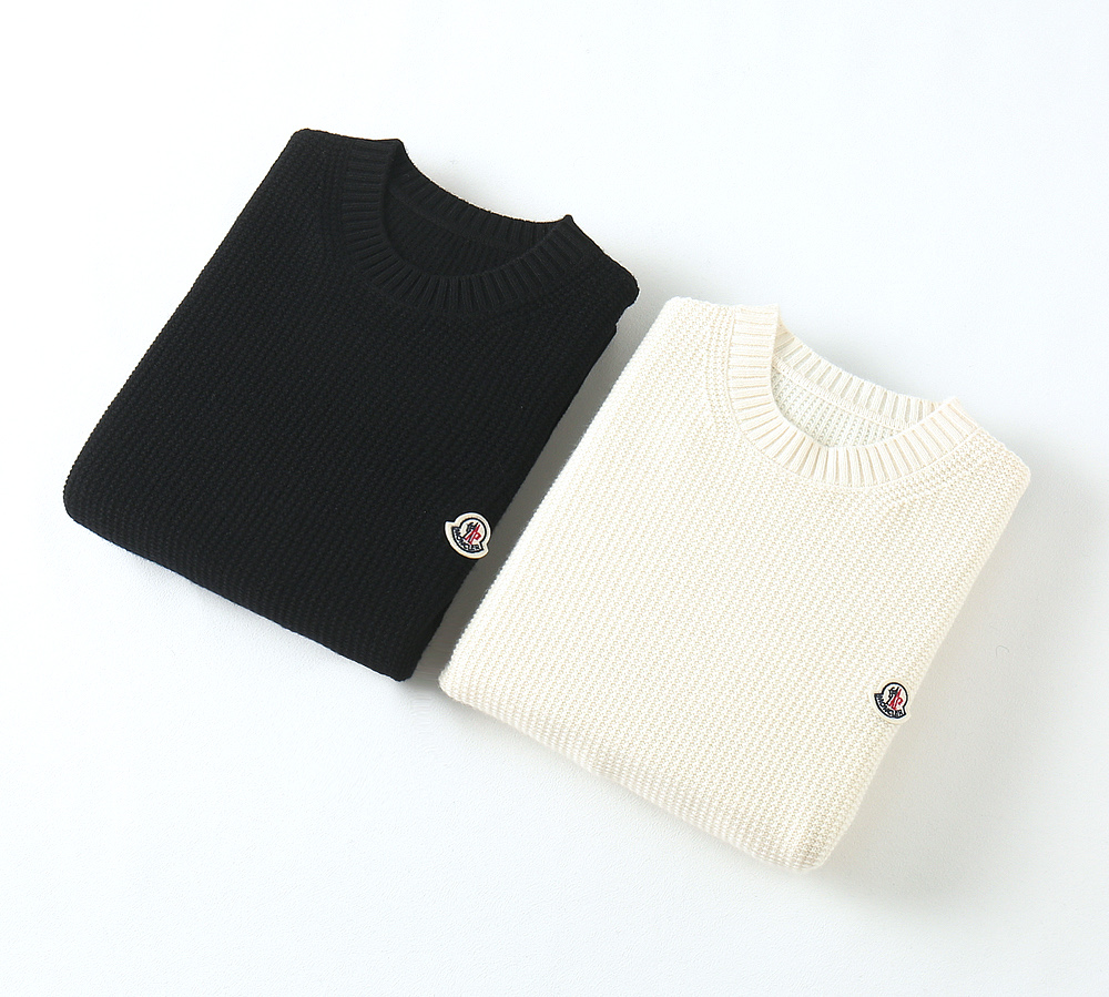 NO:526639,8305 MOC...Mong 25 counter ace new model, century-old classic wool logo embellishment, slightly wide version of fashionable wool pullover, extremely simple and classic style design, classic slightly wide version cutting design, the upper body is generous and simple, full of personality, and it well shows the spirit and grade. Wool. The style is also a relatively loose popular version, which is more outstanding and eye-catching in matching performance and upper body, and it also shows more temperament and style. It has a very high recognition. It has a full sense of specifications and must be a dazzling landscape on the street. It is made of top-notch merino wool, and the texture is also as outstanding as ever. A classic charming product that never goes out of date. No need to say much, just buy it!  !  Color black off-white Size M-3XL (48-56 Micro-Large Edition Please indicate whether you are slim or loose when placing an order), alexander wang198609098305 MOC……蒙 25专柜王牌新款,百年经典羊毛徽标元素点缀,微阔版时尚羊毛套头 极度简约经典的风格设计,经典微阔的版型裁剪设计 上身大方简约,又饱含个性,并且良好的彰显精气神与档次所在 绵羊毛.版型也是较为宽松的流行版型,在搭配性能和上身性上更加的出色亮眼,也更显气质跟格调感,辨识度更是极高,规格感满分,必定是街上一道亮眼的风景线 搭配顶级的美利奴羊毛的针织打造,质感也是一如既往的出色高级 一款经典永不过时的魅力产物 不用多言的爆款,抢购即可！！ 颜色黑色 米白色 尺码M-3XL（48-56 微阔版 下单请注明修身还是宽松）,,alexander wang,Men's clothing