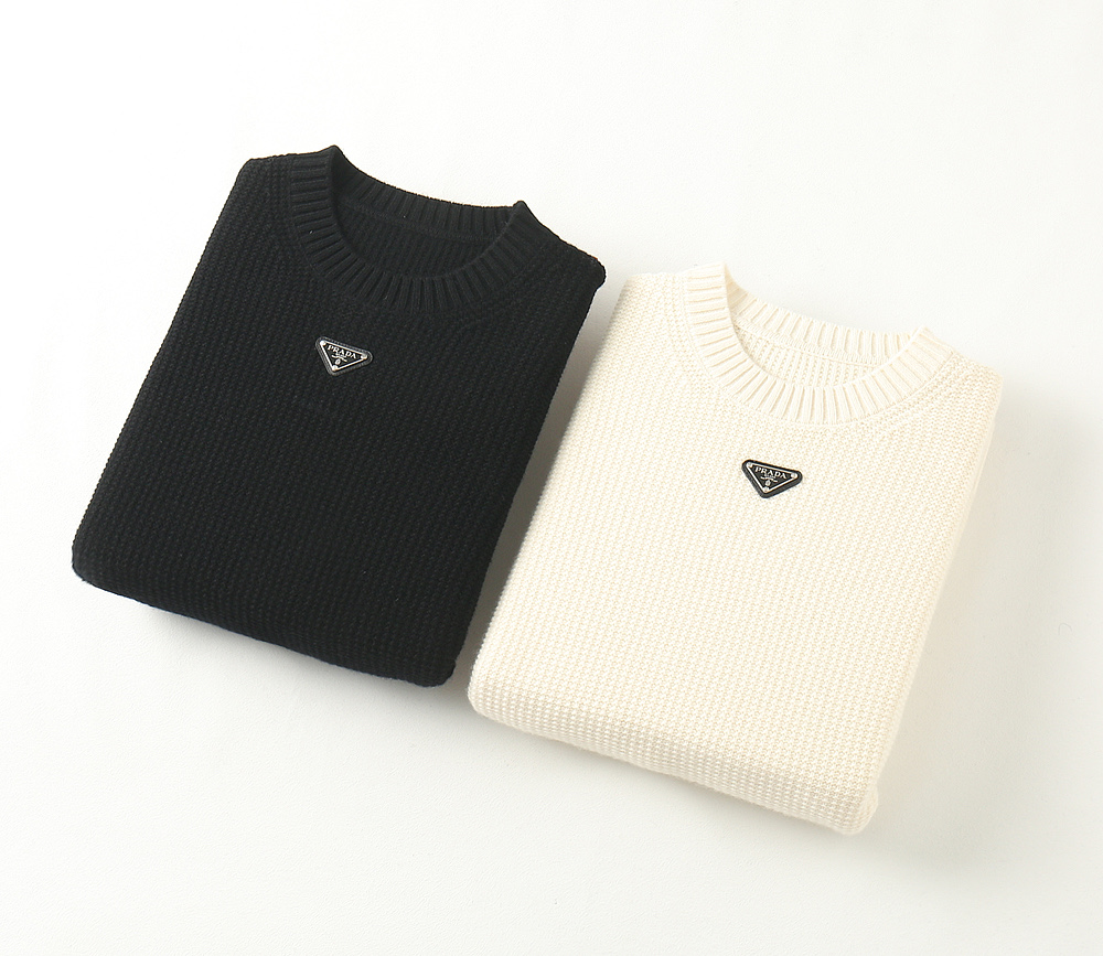 NO:526636,8308 PRA...Pula 25 counter ace new model, century-old classic wool logo embellishment, slightly wide version of fashionable wool pullover, extremely simple and classic style design, classic slightly wide version of cut design, elegant and simple upper body, full of personality, and well demonstrates the spirit and grade. Wool, the style is also a relatively loose popular version, which is more outstanding and eye-catching in matching performance and upper body, and also more elegant and stylish, with extremely high recognition, full of specifications, and must be a dazzling landscape on the street. It is made of top-notch merino wool, and the texture is also as outstanding as ever. A classic charming product that never goes out of date. No need to say much, just buy it!  !  Color black off-white Size M-3XL (48-56 Micro-Large Edition Please indicate whether you are slim or loose when placing an order),,prada,prada,alexander wang198609098308 PRA……普拉 25专柜王牌新款,百年经典羊毛徽标元素点缀,微阔版时尚羊毛套头 极度简约经典的风格设计,经典微阔的版型裁剪设计 上身大方简约,又饱含个性,并且良好的彰显精气神与档次所在 绵羊毛,版型也是较为宽松的流行版型,在搭配性能和上身性上更加的出色亮眼,也更显气质跟格调感,辨识度更是极高,规格感满分,必定是街上一道亮眼的风景线 搭配顶级的美利奴羊毛的针织打造,质感也是一如既往的出色高级 一款经典永不过时的魅力产物 不用多言的爆款,抢购即可！！ 颜色黑色 米白色 尺码M-3XL（48-56 微阔版 下单请注明修身还是宽松）,,prada,prada,alexander wang,Men's clothing
