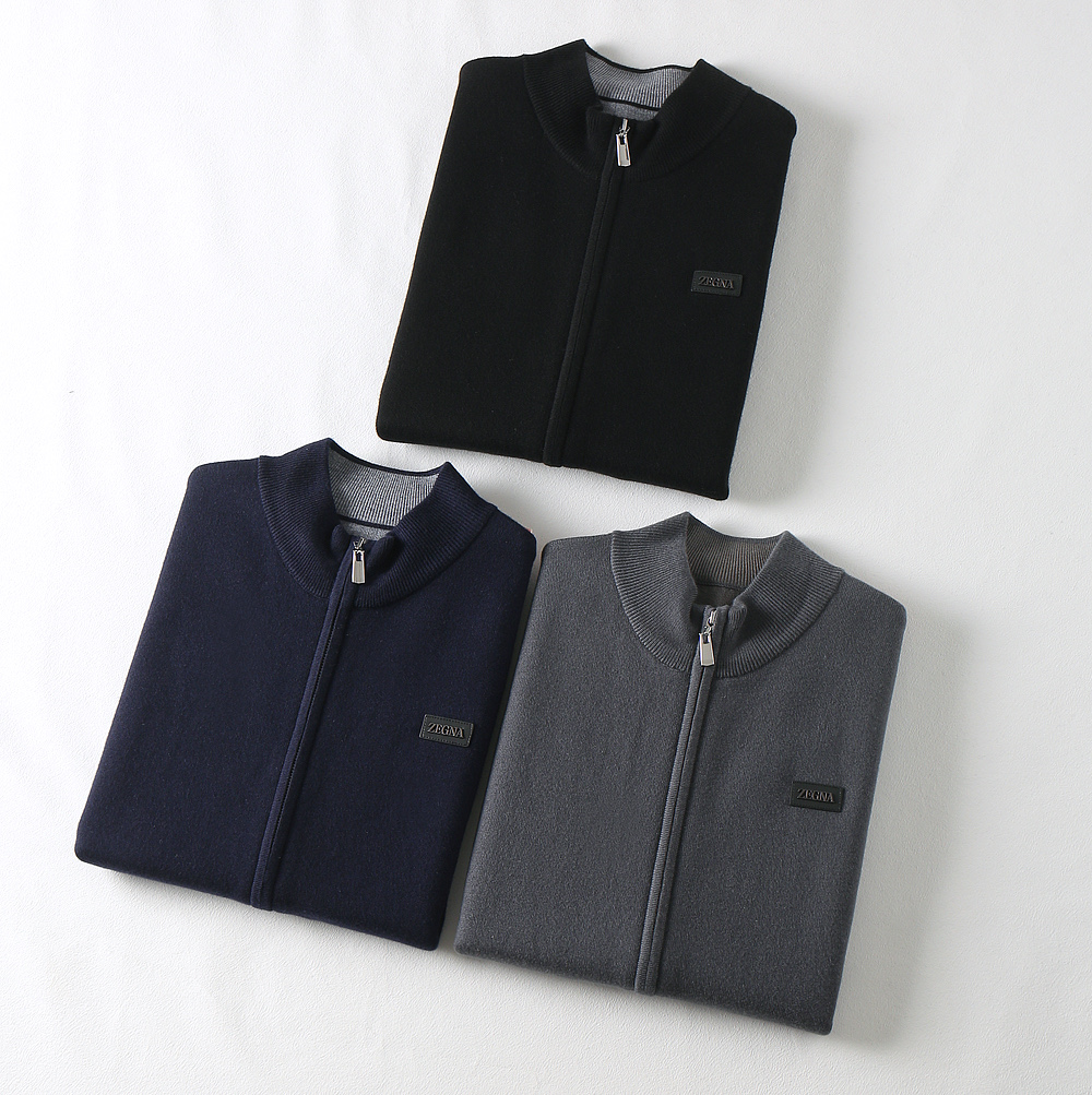 NO:526637,8301 ZZ...Jenny 25 new products are produced in autumn and winter!  Business men's casual cardigan vest!  Classic double-sided color combination, super handsome, casual, age-reducing and fashionable knitted wool vest, the slim fit style is very elastic, the texture is soft, luxurious and warm, casual and tasteable, can be worn inside and outside!  The stylish, simple and generous basic design, urban fashionable and casual style, sleeveless design and cutting not only bring a comfortable wearing experience, but also shows a casual and elegant manly style. The exquisite leather sticker logo on the chest!  It is representative of the brand, three-dimensional and stylish, and has a super spirit!  Not picky about others, details add to laziness and casualness!  It is made of high-quality 70 wool, 15-day silk, 10 modal, and 5 spandex fabrics. The wool knitted fabric has a better skin-friendly feel, softer and softer feel, very textured and slim fit!  Casual and handsome feeling is easy to create; casual and handsome European and American tone!  Smooth and neat, with a crisp and stylish upper body. One of the must-have items for seasonal season in autumn and winter!  It is more suitable to choose an inner or outer wear. Whether it is a single wear or as a layered combination, you can easily control various occasions!  Color black gray royal blue Size L-4XL (one size smaller L=48), zegna,alexander wang198609098301 ZZ……杰尼 25秋冬季出品新品爆款！商务男士休闲开衫马甲！经典双面异色搭配,超帅休闲减龄又时髦的针织羊毛马甲,修身版型弹力十足,质感柔软奢华而温暖,随性有品味可内搭,可外穿！ 时尚简洁大方的基础款设计,都市时尚休闲款,无袖设计与裁剪,不仅带来舒适的穿着体验,更展现出随性而优雅的男士风范.胸前精美皮贴Logo徽标！具有品牌代表性,立体又有型上身超显精神！不挑人,细节增添慵懒随性！ 甄选优质70绵羊毛,15天丝,10莫代尔,5氨纶面料而成,羊毛针织面料有着更好的亲肤感,手感更软糯,非常有质感,修身版型！休闲帅气感轻松营造；随性帅气的欧美调调！流畅利落 上身挺括有型.秋冬季节应季必选单品之一！选择内搭或者外穿比较适合.无论是单穿还是作为层次搭配,都能轻松驾驭各种场合！ 颜色黑色 灰色 宝蓝色 尺码L-4XL（偏小一码 L=48）,,zegna,alexander wang,Men's clothing