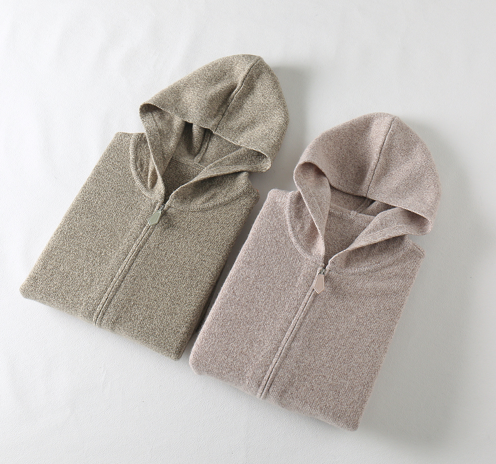 NO:526642,8318 Personal model, genuine leather pull-out, wool cardigan LP...Nuoyou 25 new product in autumn and winter - men's hooded floral wool knitted cardigan. The upper body is super light and warm, and good fabrics create a good product. The upper body effect is truly invincible. The old design of LP, the upper body is full of temperament, creating a fashionable and outstanding exquisite feeling!  The overall outer body is made of solid colors, and the upper body has no cumbersome feeling. The overall design feels really high-end. The brand's classic elements are interpreted in a new style. It is the perfect first choice for single wear or inner wear in spring, autumn and winter!  The regular style tailoring + business lapel design has a very good matching performance. Whether it is business negotiation or home camping, it can be worn as an inner and outer wear.  This wool knitted cardigan is carefully woven. Australian Merino wool is a prettier product in wool. Its gloss and softness are not comparable to ordinary wool. The fiber fineness is only 1/10 of a hair, without the hardness of wool. The whole fabric is crisp, thin, soft and fine density, which allows the yarn to have strong rebound. It will not deform for a long time and will not deform. It has a soft and wrinkle-resistant, not easy to pill, tight and strong woven surface, and has a delicate texture. It is a sewing maker with more than 10 years of experience, and has 14 processes, one stitched with stitches. Both sides of the front and the other are sewn by wool, soft, delicate and elastic, not pilling, and no shrinkage. Color autumn maple leaf color Sage color Sage M~3XL (48-56), loro piano, hats, alexander wang198609098318 自留款 真皮拉头 羊毛开衫 LP……诺悠 25秋冬季新品-男士连帽花纱绵羊毛针织开衫.上身超轻盈保暖,好的面料打造好的产品.上身效果真心无敌 LP的老设计,上身就是气质满满,打造时髦出众的精致感！ 外衣身整体为纯色打造,上身毫无累赘感,整体设计感真的非常高级,将品牌经典元素以全新风格诠释,是春秋冬单穿或内搭的完美首选！常规的版型剪裁+商务翻领设计,其搭配性能超乎相当到位,不管是商务洽谈还是居家露营,都可作为内搭和外穿. 这款羊毛针织开衫甄选进口绵羊毛纱线精心织造,澳大利亚美丽诺羊毛,羊毛中的岌品,其光泽度和柔顺感非一般羊毛可以相比的,纤维细度只有一根头发丝的1/10,毫无羊毛的硬扎感.整个面料挺括轻薄,柔软细密度很高,让纱线拥有炒强的回弹,长久穿着不会变形拥有柔软抗皱、不易起球、紧密结实的织面,拥有细腻的肌理感.由10年以上工龄的缝纫师,经过14道工序,一针一线手工缝制而成.正反两面都是羊毛缝制的,柔软细腻富有弹性,还不扎人,不起球,不缩水. 颜色秋枫叶色 鼠尾草色 尺码M～3XL（48-56）,,loro piana,hats,alexander wang,Men's clothing