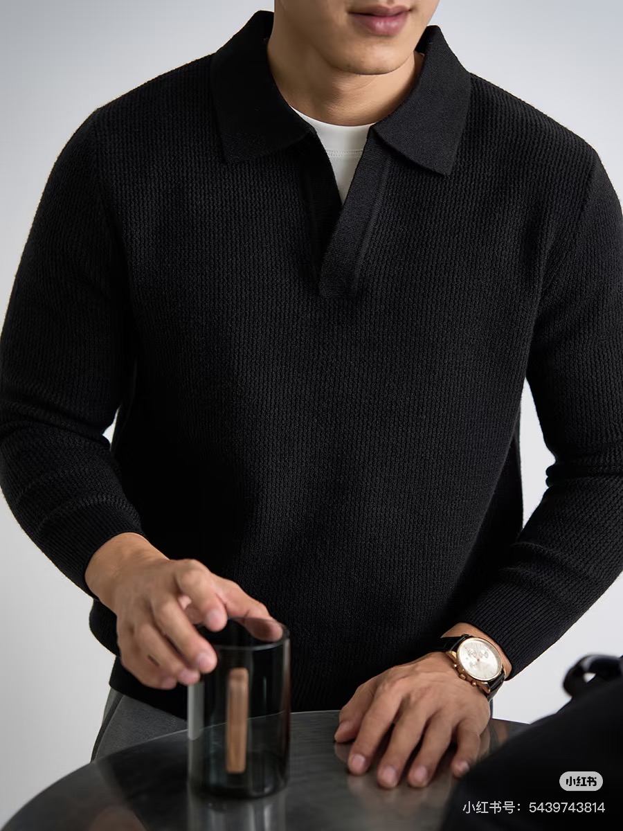 NO:526634,8320 LP...Nuoyou 25 Autumn and Winter New Product - Men's Wool Knitted Seagull Collar POLO Pullover Simple and Old Design, with a full temperament on the upper body, creating a fashionable and outstanding exquisite feeling!  The overall outer body is made of solid colors, and the upper body has no cumbersome feeling. The overall design feels really high-end. The brand's classic elements are interpreted in a new style. It is the perfect first choice for single wear or inner wear in spring, autumn and winter!  The conventional style cut has a very good matching performance. Whether it is business negotiation or home camping, it can be worn as an inner and outer wear. This wool sweater is carefully woven with imported 50 wool acrylic yarn. Australian Merino wool is a prettier product among wool. Its gloss and softness are not comparable to ordinary wool. The fiber fineness is only 1/10 of a hair, without the hard feeling of wool. The whole fabric is crisp and thin, with high softness and fineness, which allows the yarn to have strong rebound. It will not deform for a long time and will have a soft and wrinkle-resistant, not easy to pill, tight and sturdy woven surface, and has a delicate texture. It is a sewing stitcher with more than 10 years of experience, and has 14 processes, one stitched with wool. Both sides are sewn by wool, soft, delicate and elastic, and it is not pilling, and it does not shrink. The color is black  Light card color Shadow Coffee Size M~3XL (48-56), Loro piano, alexander wang198609098320 LP……诺悠 25秋冬季新品-男士羊毛针织海鸥领POLO套头衫 简约老设计,上身就是气质满满,打造时髦出众的精致感！ 外衣身整体为纯色打造,上身毫无累赘感,整体设计感真的非常高级,将品牌经典元素以全新风格诠释,是春秋冬单穿或内搭的完美首选！常规的版型剪裁,其搭配性能超乎相当到位,不管是商务洽谈还是居家露营,都可作为内搭和外穿. 这款羊毛衫甄选进口50羊毛腈纶纱线精心织造,澳大利亚美丽诺羊毛,羊毛中的岌品,其光泽度和柔顺感非一般羊毛可以相比的,纤维细度只有一根头发丝的1/10,毫无羊毛的硬扎感.整个面料挺括轻薄,柔软细密度很高,让纱线拥有炒强的回弹,长久穿着不会变形拥有柔软抗皱、不易起球、紧密结实的织面,拥有细腻的肌理感.由10年以上工龄的缝纫师,经过14道工序,一针一线手工缝制而成.正反两面都是羊毛缝制的,柔软细腻富有弹性,还不扎人,不起球,不缩水. 颜色黑色 浅卡色 暗影咖 尺码M～3XL（48-56）,,loro piana,alexander wang,Men's clothing