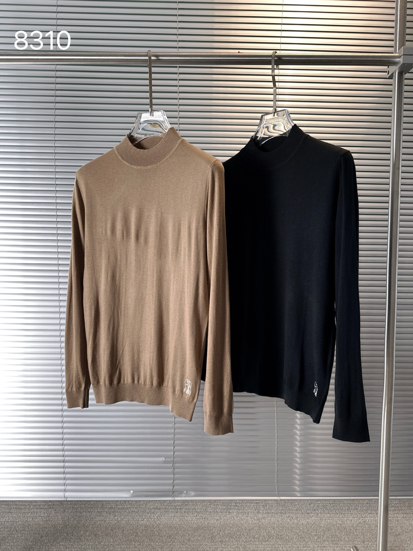 NO:526628,8310 BC…New 25 autumn and winter models!  - Men's half-high neck long-sleeved wool base shirt, the latest men's base shirt for autumn and winter, new varieties of high-quality entry into Merino yarn, four-stand double-layer yarn can produce such high-end effects, trading company channel goods, winter star-level items, practical style for easy wear, universal basic and versatile style, and the texture is first-class, 30 wool 40 acrylic 20 nylon 10 elastic fiber, skin-friendly and comfortable without tying, high-end fashionable base shirt is extremely comfortable and comfortable, prevents pilling deformation, and is an excellent texture suitable for close-fitting. The minimalist brand logo highlights temperament and shows the high-end and invincible sense of fashion!  It is slim and not tight, and it is highly elastic on all sides. It is definitely a very comfortable upper body experience. It is a single item that can be worn in winter!  It is quite comfortable to wear in a down jacket, with neat and exquisite wiring, exquisite details, excellent upper body effect, no age limit, and is awesome on the Internet!  Color black khaki size L-4XL (only size smaller 48=L), down jacket,alexander wang198609098310 BC……25秋冬季新款！-男士半高领长袖羊毛打底衫,秋冬最新款男士打底衫,新品种高品质进入美利诺纱线,四平针双层纱线才能出品如此高端的效果,贸易公司渠道货,冬季明星级别单品,好穿的实用派,万能基础百搭款式,质感更是一级棒,30羊毛40晴纶20锦纶10弹力蛋白纤维,亲肤舒适不扎人,无论单穿还是内搭都极为舒适的高级时尚的打底衫,防止起球变形,适合贴身穿的绝佳质地.极简品牌logo凸显气质,彰显高级无敌时髦感！修身不紧身,四面高弹,绝对是非常舒适的上身体验感,入冬内搭神物单品！穿在羽绒服里面相当的舒适体验,走线工整精致,细节精湛上身效果十分出色,无年龄层次限定,傲视全网的精品！ 颜色黑色 卡其色 尺码L-4XL（偏小一码 48=L）,,down jacket,alexander wang,Men's clothing