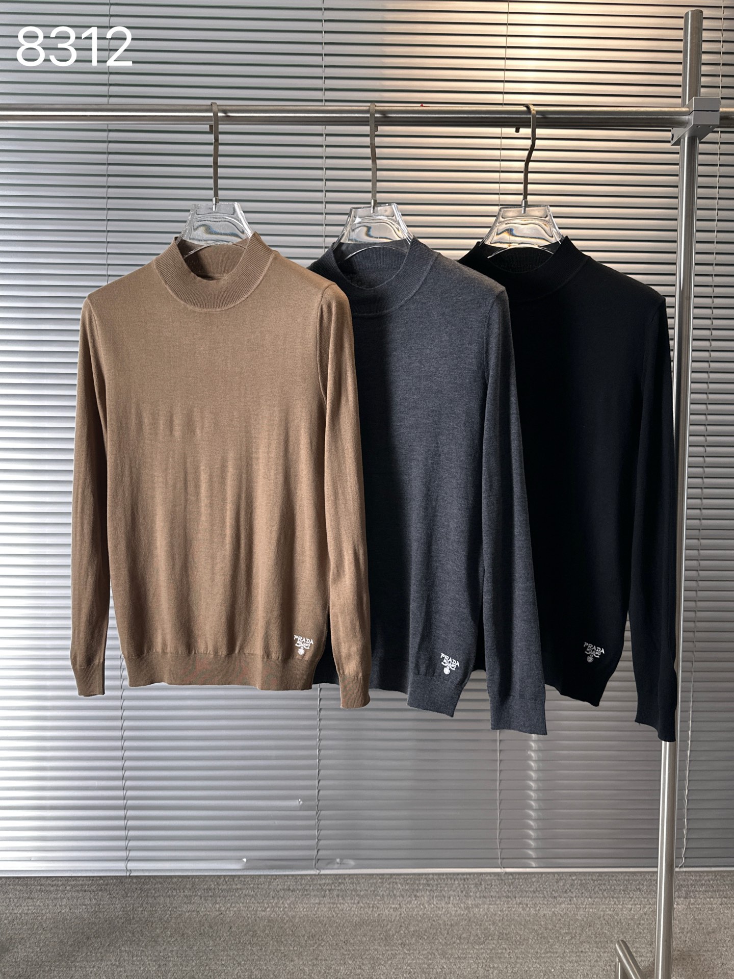 NO:526630,8312 PRA...Pula 25 new autumn and winter style!  - Men's half-high neck long-sleeved wool base shirt, the latest men's base shirt for autumn and winter, new varieties of high-quality entry into Merino yarn, four-stand double-layer yarn can produce such high-end effects, trading company channel goods, winter star-level items, practical style for easy wear, universal basic and versatile style, and the texture is first-class, 30 wool 40 acrylic 20 nylon 10 elastic fiber, skin-friendly and comfortable without tying, high-end fashionable base shirt is extremely comfortable and comfortable, prevents pilling deformation, and is an excellent texture suitable for close-fitting. The minimalist brand logo highlights temperament and shows the high-end and invincible sense of fashion!  It is slim and not tight, and it is highly elastic on all sides. It is definitely a very comfortable upper body experience. It is a single item that can be worn in winter!  It is quite comfortable to wear in a down jacket, with neat and exquisite wiring, exquisite details, excellent upper body effect, no age limit, and is awesome on the Internet!  Color black khaki dark gray Size L-4XL (only size smaller 48=L),,prada,prada,down jacket,alexander wang198609098312 PRA……普拉 25秋冬季新款！-男士半高领长袖羊毛打底衫,秋冬最新款男士打底衫,新品种高品质进入美利诺纱线,四平针双层纱线才能出品如此高端的效果,贸易公司渠道货,冬季明星级别单品,好穿的实用派,万能基础百搭款式,质感更是一级棒,30羊毛40晴纶20锦纶10弹力蛋白纤维,亲肤舒适不扎人,无论单穿还是内搭都极为舒适的高级时尚的打底衫,防止起球变形,适合贴身穿的绝佳质地.极简品牌logo凸显气质,彰显高级无敌时髦感！修身不紧身,四面高弹,绝对是非常舒适的上身体验感,入冬内搭神物单品！穿在羽绒服里面相当的舒适体验,走线工整精致,细节精湛上身效果十分出色,无年龄层次限定,傲视全网的精品！ 颜色黑色 卡其色 深灰色 尺码L-4XL（偏小一码 48=L）,,prada,prada,down jacket,alexander wang,Men's clothing