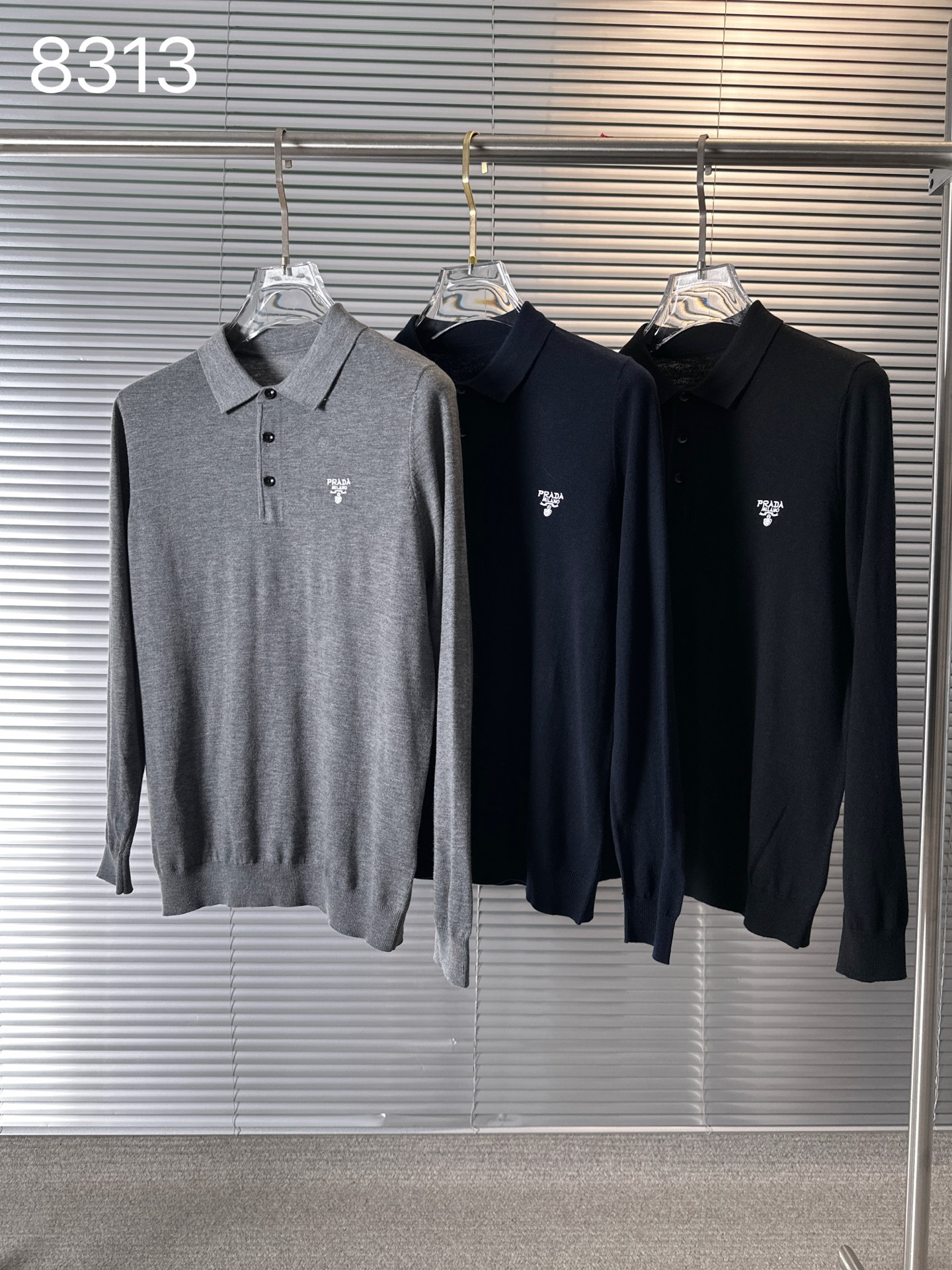 NO:526627,8313 PRA...Pra 25 new autumn and winter style!  - Men's lapel long-sleeved wool base shirt, the latest men's base shirt for autumn and winter, new varieties of high-quality entry into Merino yarn, four-stand double-layer yarn can produce such high-end effects, trading company channel goods, winter star-level items, practical style for easy wear, universal basic versatile style, and the texture is first-class, 30 wool 40 acrylic 20 nylon 10 elastic fiber, skin-friendly and comfortable without tying, high-end fashionable base shirt is extremely comfortable and comfortable whether worn alone or inside, prevents pilling deformation, and is an excellent texture suitable for close-fitting. The minimalist brand logo highlights temperament and shows the high-end and invincible sense of fashion!  It is slim and not tight, and it is highly elastic on all sides. It is definitely a very comfortable upper body experience. It is a single item that can be worn in winter!  It is quite comfortable to wear in a down jacket, with neat and exquisite wiring, exquisite details, excellent upper body effect, no age limit, and is awesome on the Internet!  Color black royal blue light gray Size L-4XL (only size smaller 48=L),,prada,prada,down jacket,alexander wang198609098313 PRA……普拉 25秋冬季新款！-男士翻领长袖羊毛打底衫,秋冬最新款男士打底衫,新品种高品质进入美利诺纱线,四平针双层纱线才能出品如此高端的效果,贸易公司渠道货,冬季明星级别单品,好穿的实用派,万能基础百搭款式,质感更是一级棒,30羊毛40晴纶20锦纶10弹力蛋白纤维,亲肤舒适不扎人,无论单穿还是内搭都极为舒适的高级时尚的打底衫,防止起球变形,适合贴身穿的绝佳质地.极简品牌logo凸显气质,彰显高级无敌时髦感！修身不紧身,四面高弹,绝对是非常舒适的上身体验感,入冬内搭神物单品！穿在羽绒服里面相当的舒适体验,走线工整精致,细节精湛上身效果十分出色,无年龄层次限定,傲视全网的精品！ 颜色黑色 宝蓝色 浅灰色 尺码L-4XL（偏小一码 48=L）,,prada,prada,down jacket,alexander wang,Men's clothing